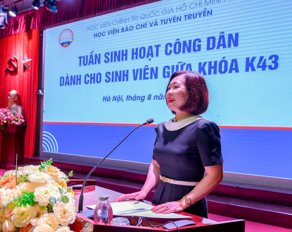 Khai mạc Tuần sinh hoạt công dân dành cho sinh viên giữa khóa K43