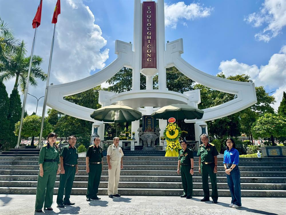 Dâng hương tưởng niệm các anh hùng liệt sĩ tại Vị Xuyên: “Hành trình tri ân và tiếp nối truyền thống”