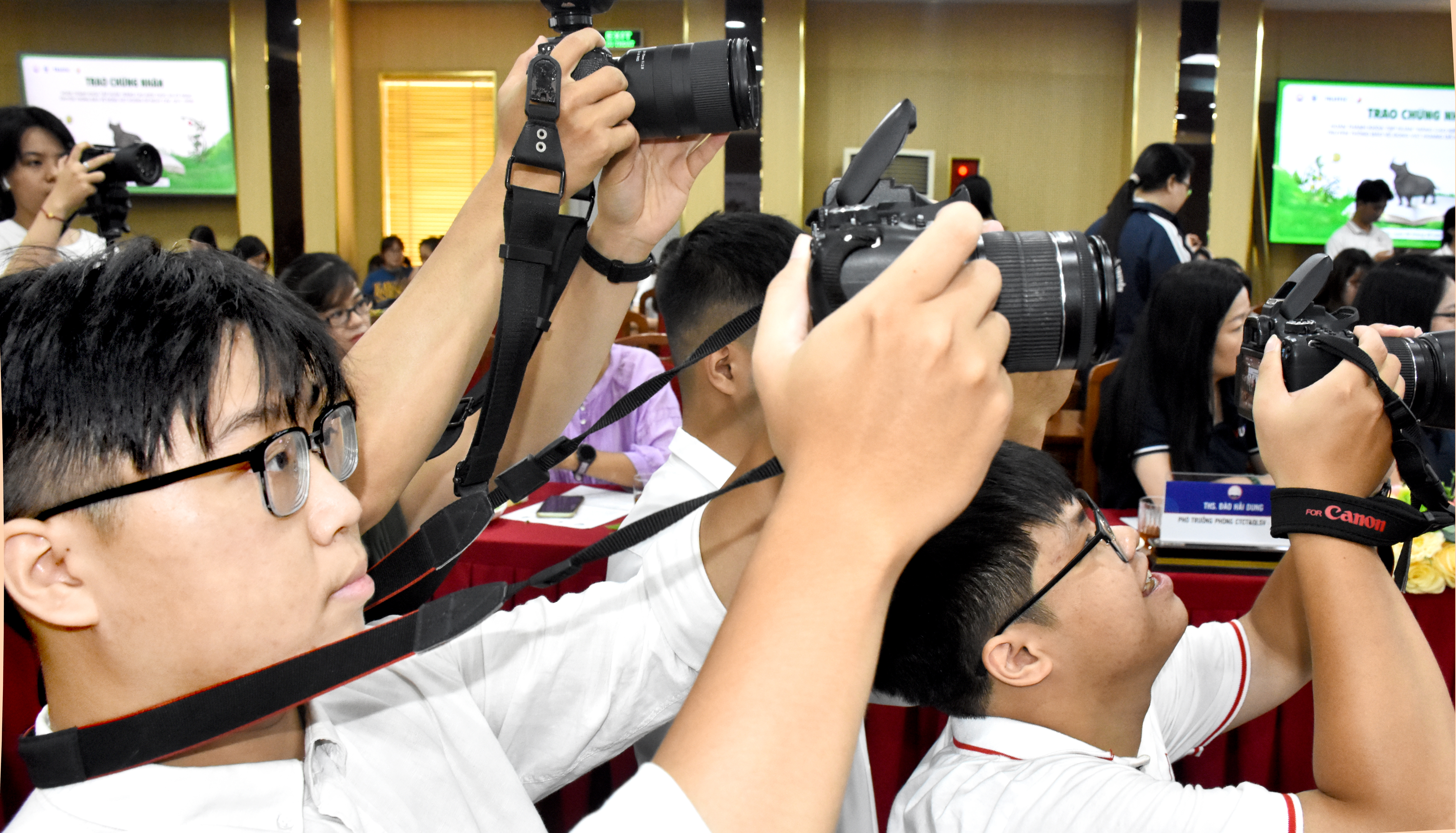 Sinh viên Học viện Báo chí và Tuyên truyền tham gia truyền thông. lan tỏa sự kiện