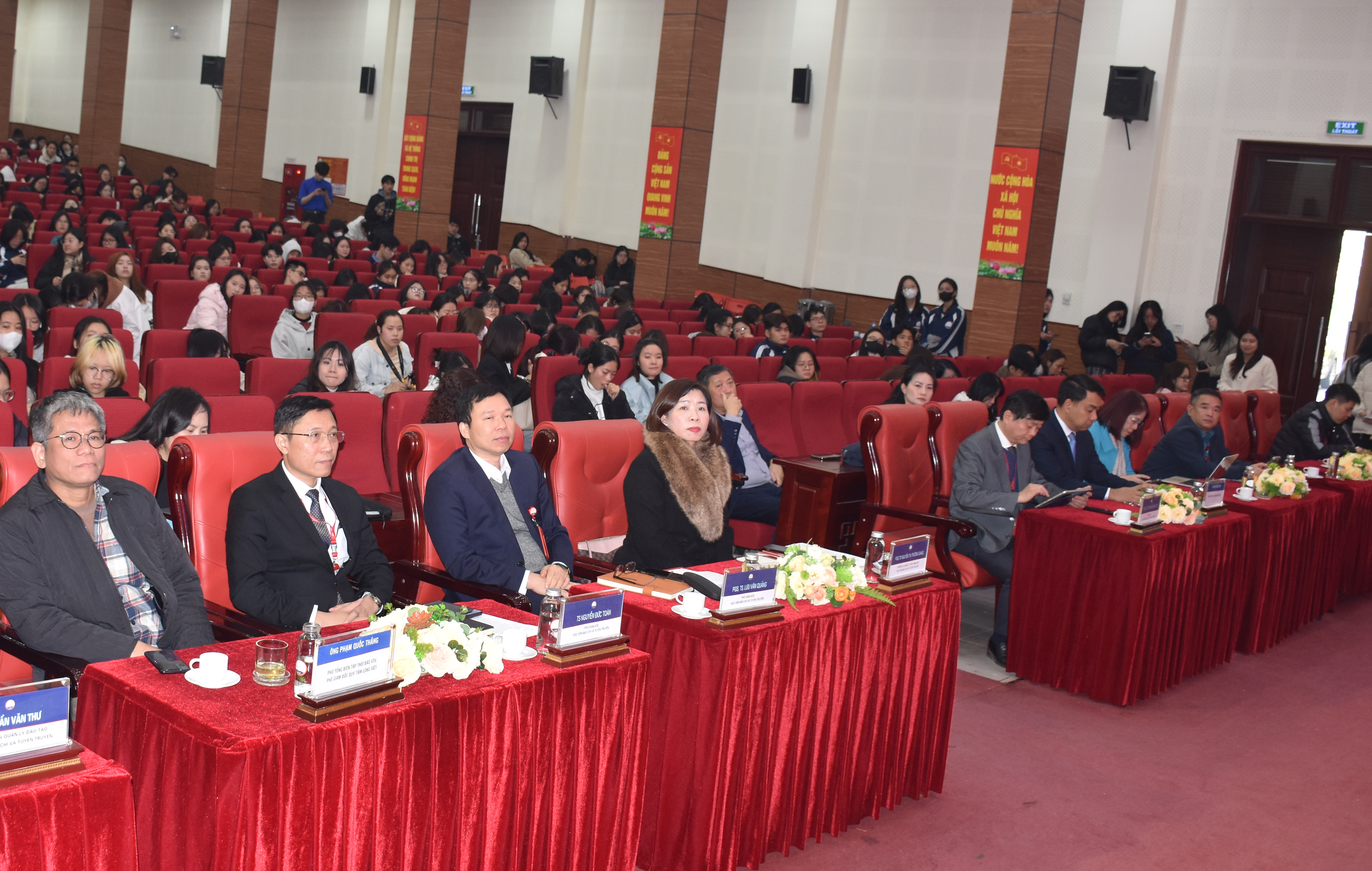 Các đại biểu tham dự Chương trình trao tài trợ cho sinh viên Học viện Báo chí và Tuyên truyền có gia đình bị thiệt hại do lũ lụt năm 2025