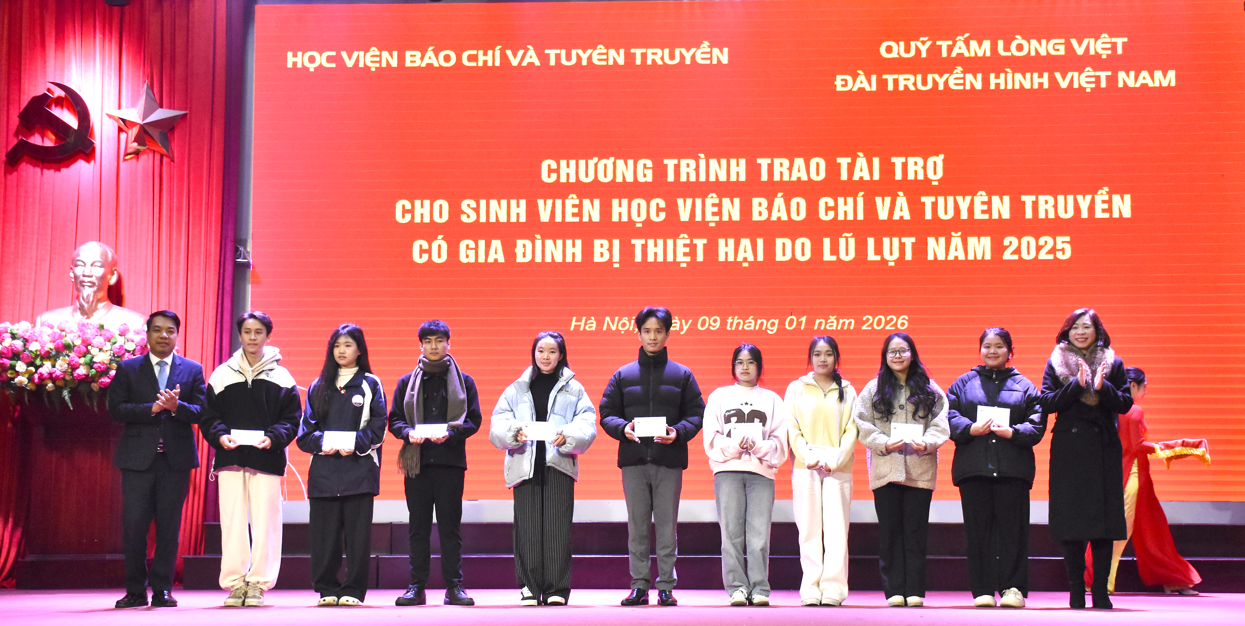 PGS,TS. Nguyễn Thị Trường Giang, Phó Giám đốc Học viện và TS. Mạc Quốc Anh, Chủ tịch Hội Cựu sinh viên Học viện trao tài trợ cho sinh viên