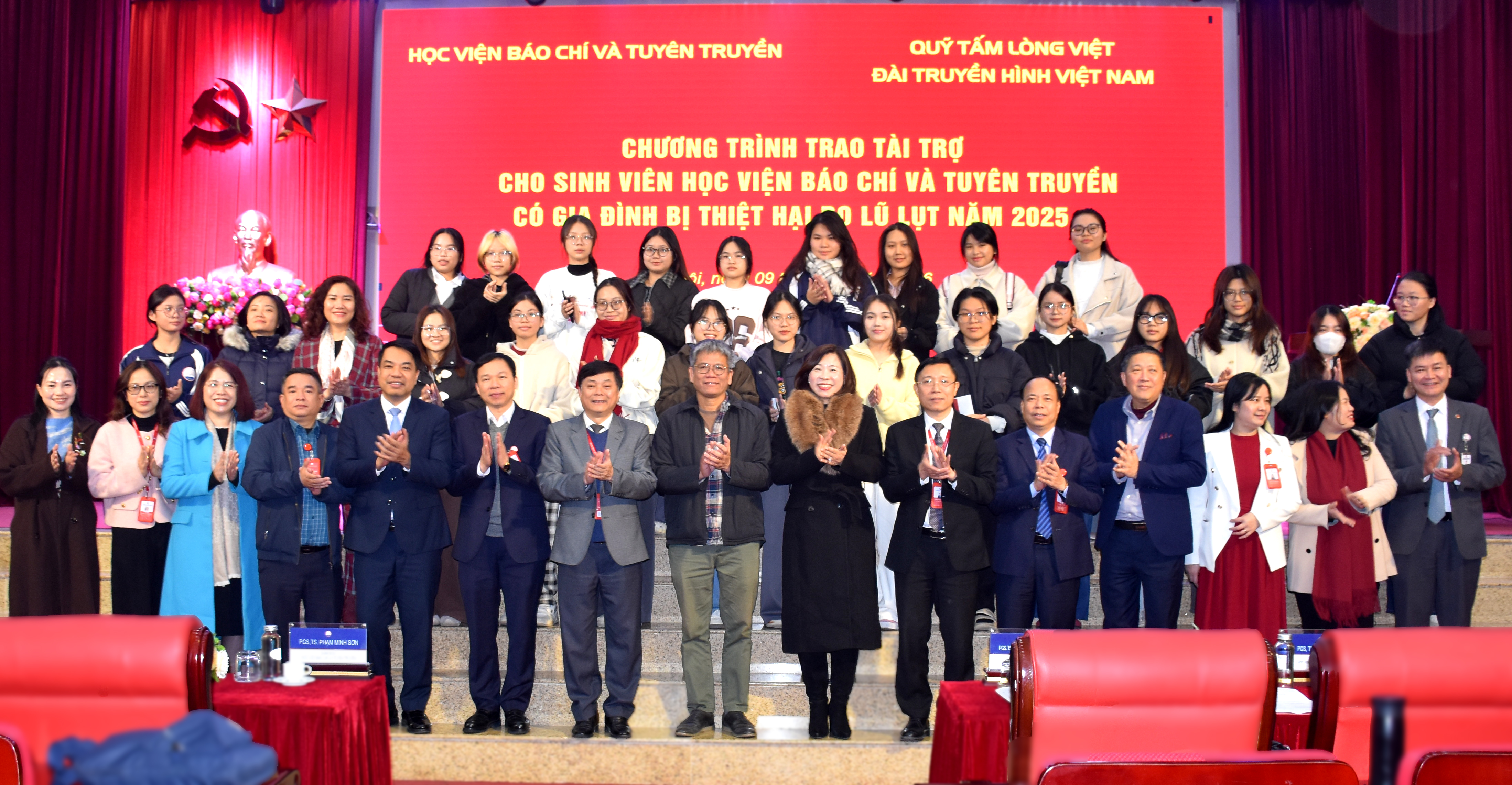 Trao tài trợ cho 20 sinh viên Học viện Báo chí và Tuyên truyền có gia đình bị thiệt hại do lũ lụt năm 2025 (ảnh)