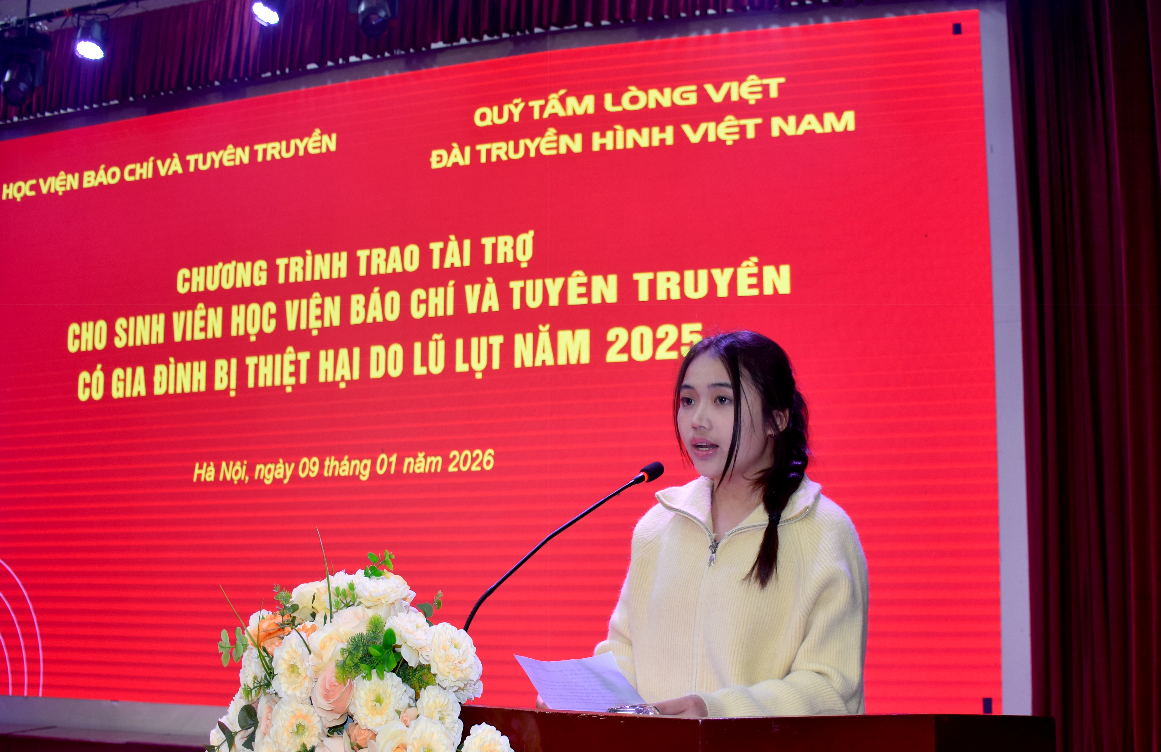 Sinh viên Ngô Nguyễn Thùy Linh, Báo in K42 phát biểu cảm ơn lãnh đạo Nhà trường, các thầy cô giáo và các nhà tài trợ.