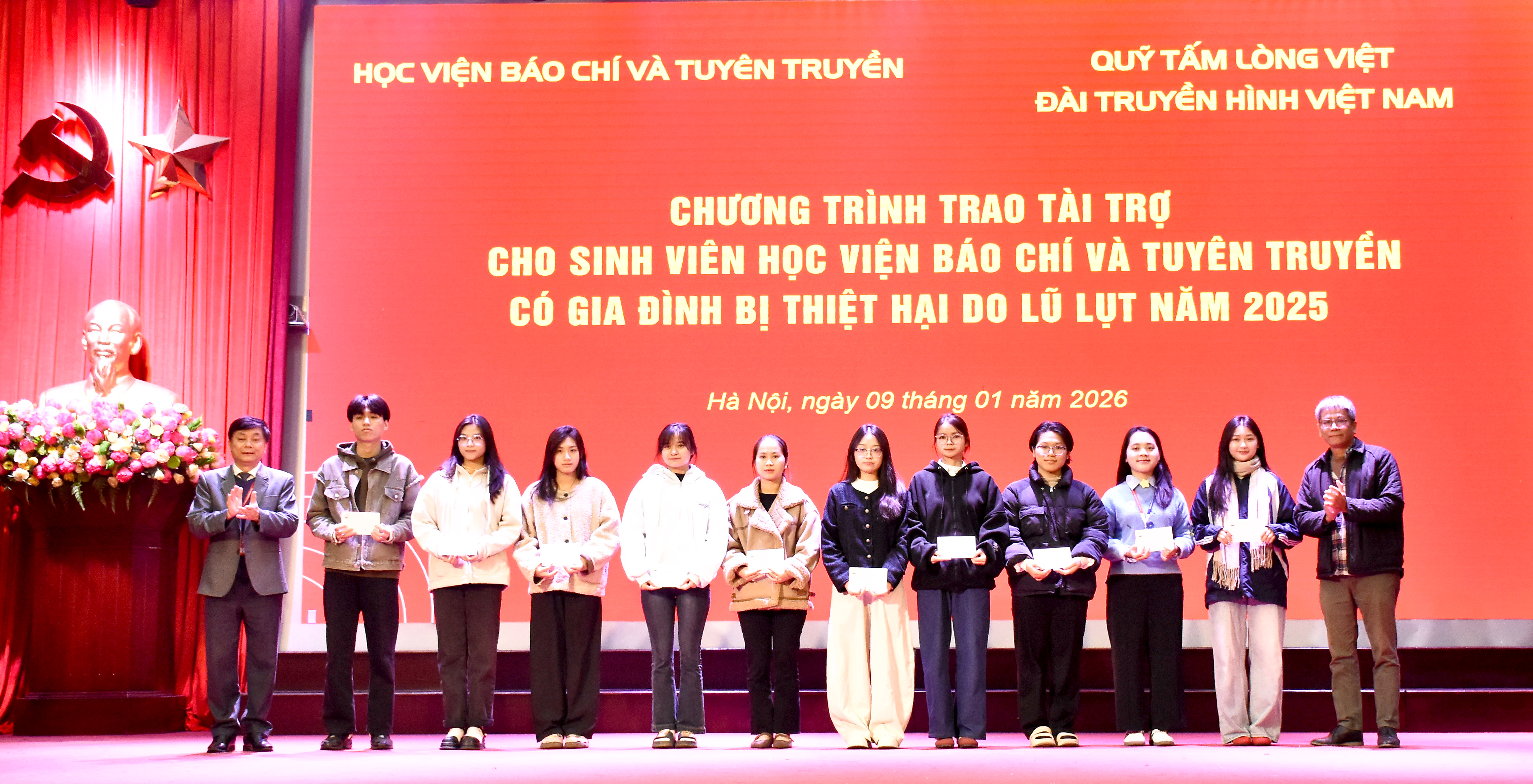 Trao tài trợ cho 20 sinh viên Học viện Báo chí và Tuyên truyền có gia đình bị thiệt hại do lũ lụt năm 2025