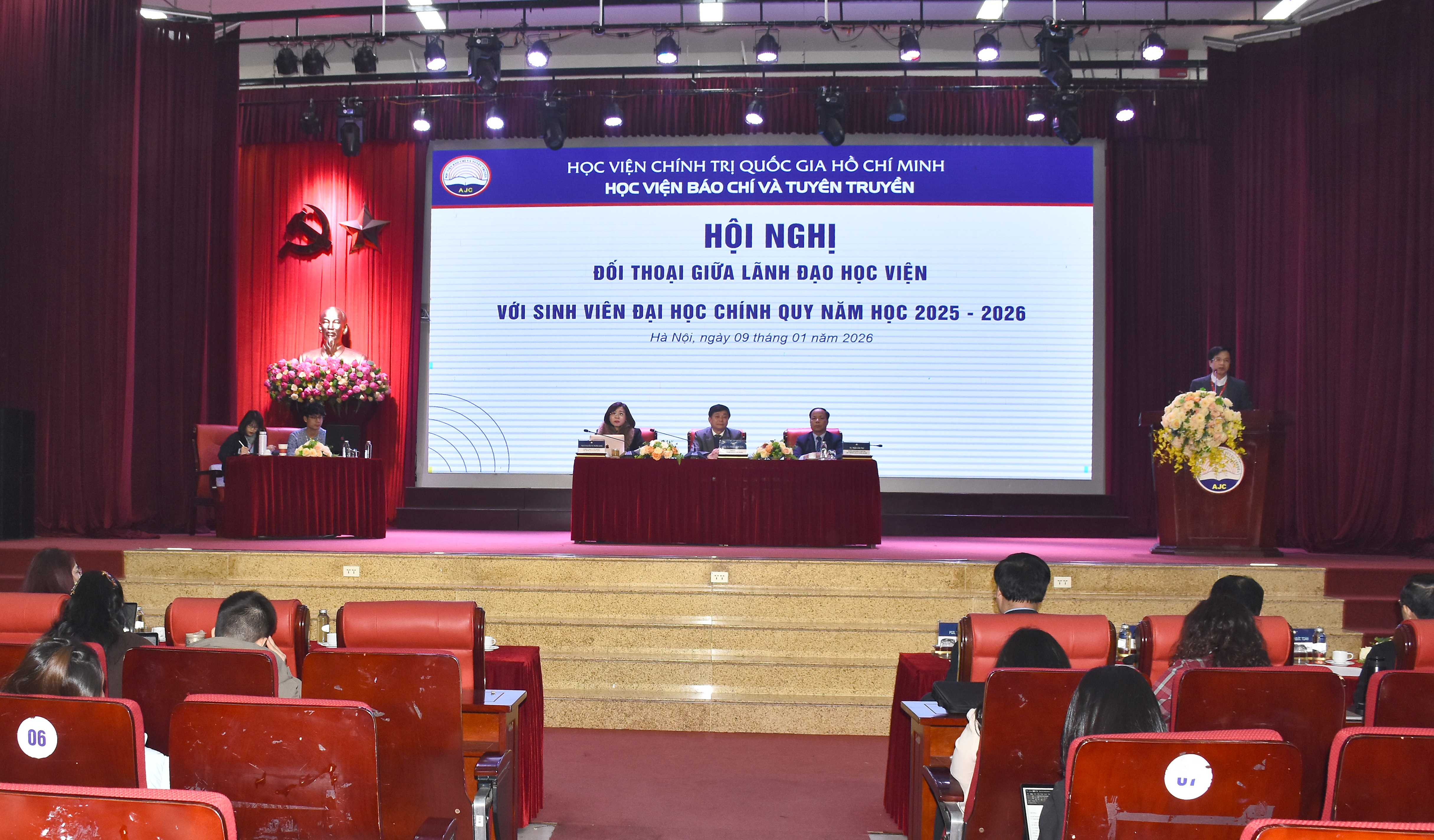 Hội nghị đối thoại giữa lãnh đạo Học viện Báo chí và Tuyên truyền với sinh viên đại học chính quy năm học 2025 - 2026 (ảnh)