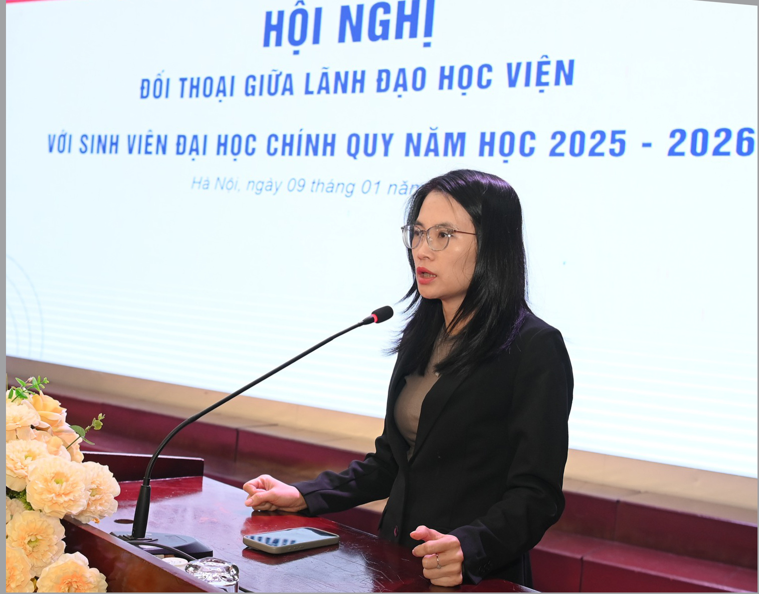 Đại diện Ban Quản lý khoa học và Hợp tác quốc tế trả lời sinh viên về những vấn đề liên quan đến Ban