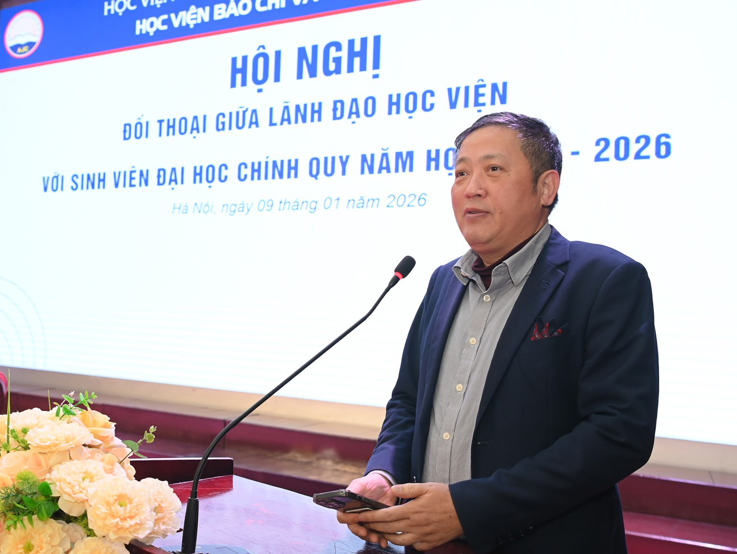 Đại diện lãnh đạo Khoa Quan hệ quốc tế trả lời sinh viên về những vấn đề liên quan đến Khoa