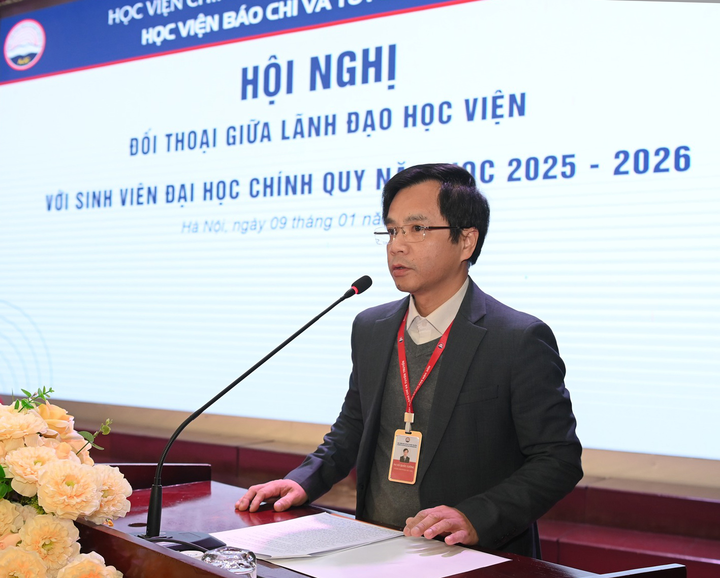Đại diện lãnh đạo Văn phòng Học viện trả lời thắc mắc của sinh viên về các vấn đề liên quan đến Văn phòng