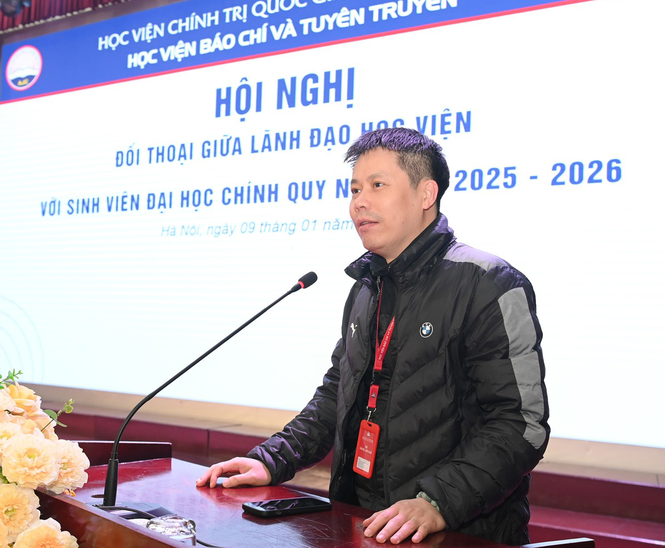 Đại diện lãnh đạo Trung tâm Thông tin Khoa học trả lời ý kiến của sinh viên về vấn đề liên quan đến Trung tâm