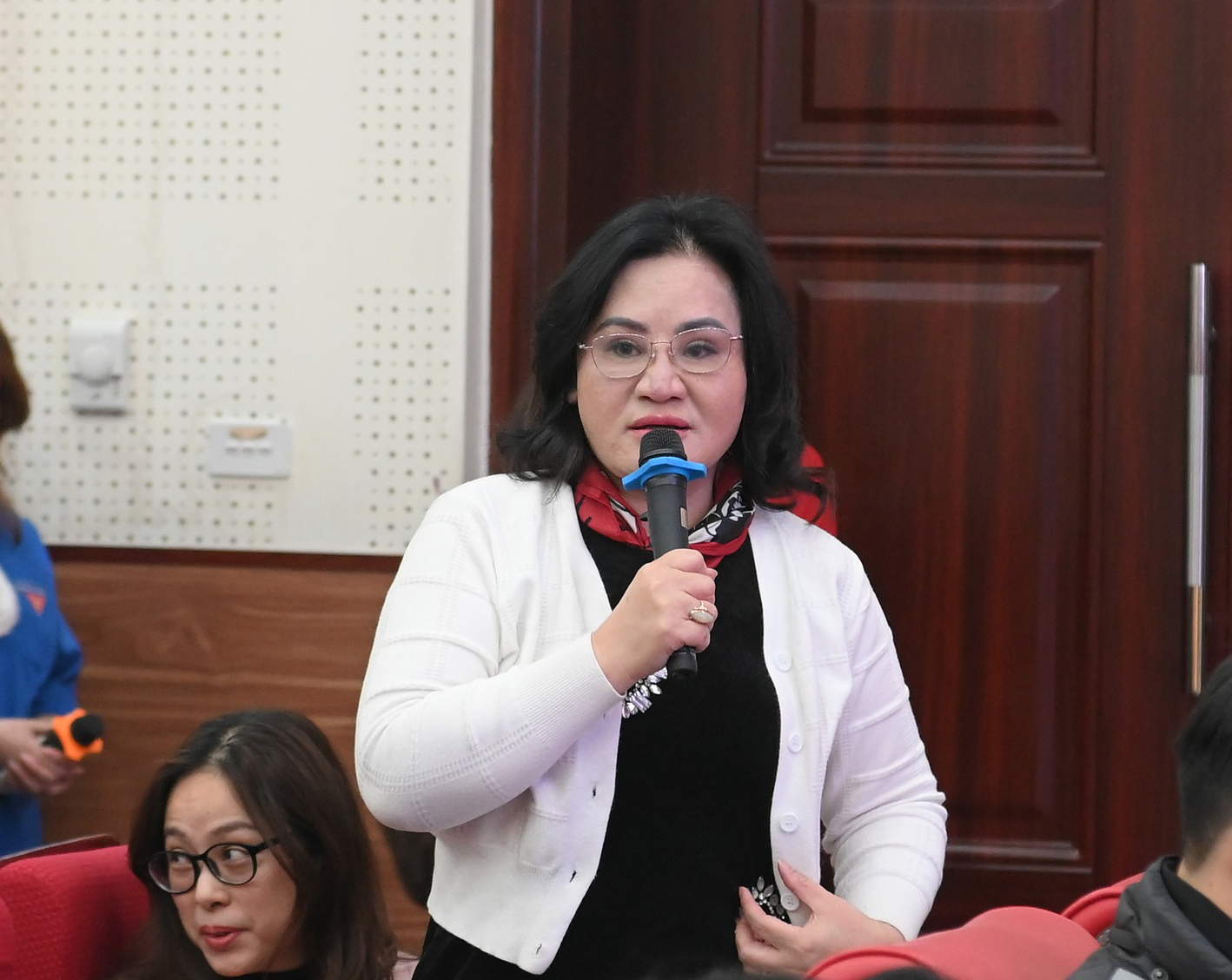 Đại diện lãnh đạo Trung tâm Khảo thí và Kiểm định chất lượng đào tạo trả lời sinh viên về những vấn đề liên quan đến Trung tâm