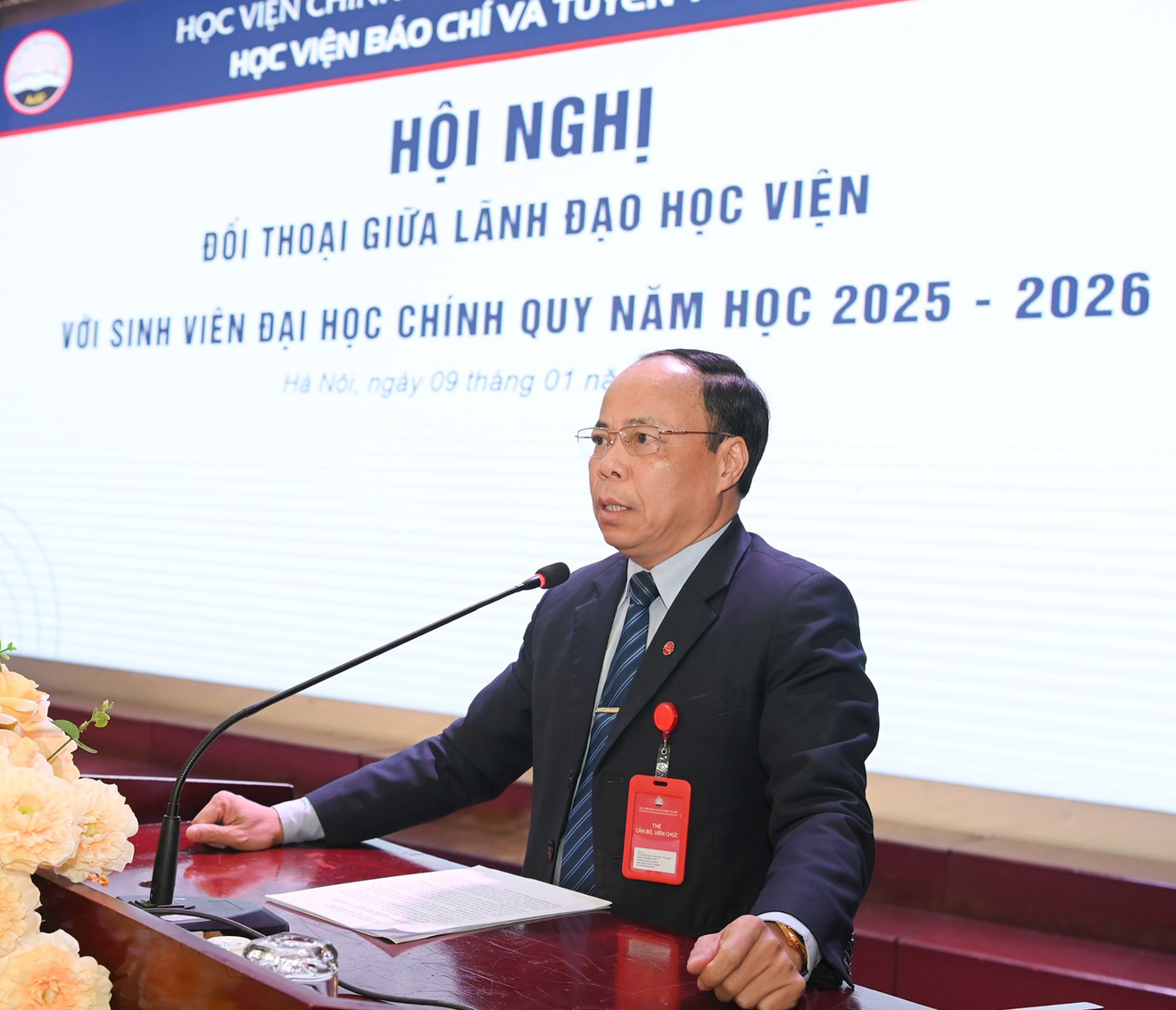 Đại diện lãnh đạo Ban Quản lý đào tạo, bồi dưỡng báo cáo tổng hợp ý kiến của sinh viên và trả lời, giải đáp ý kiến thắc mắc của sinh viên về lĩnh vực đào tạo