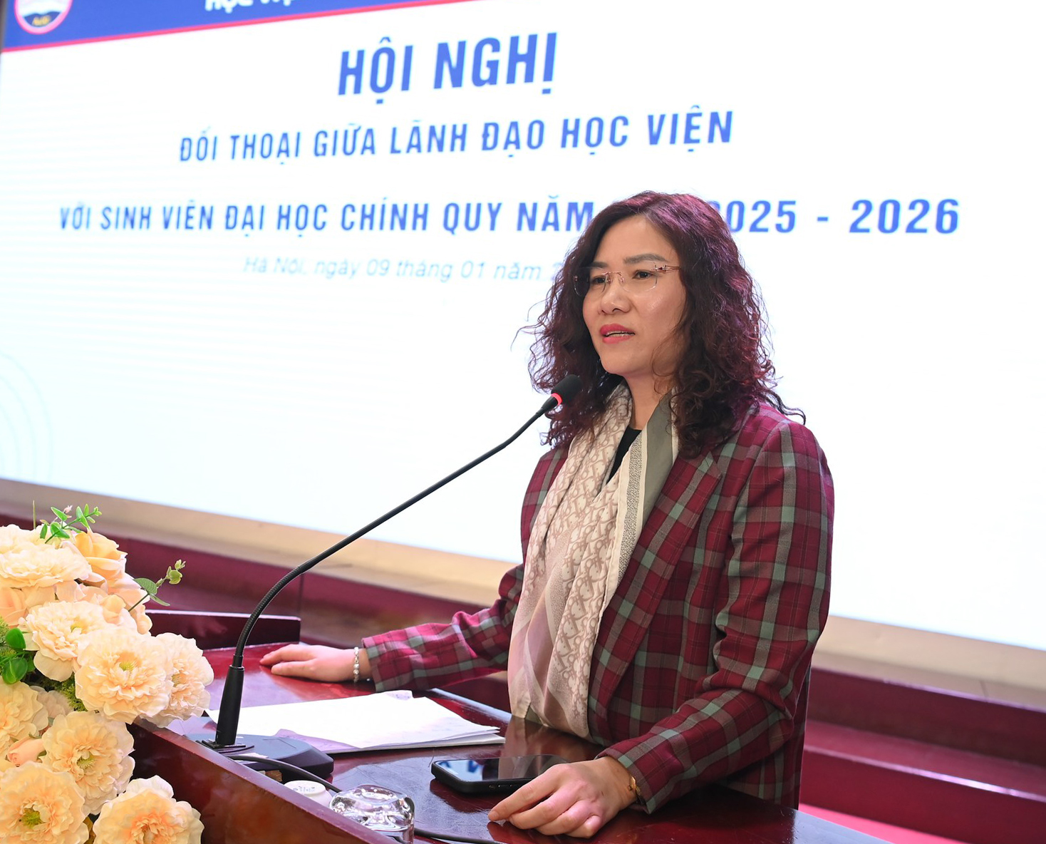 Đại diện lãnh đạo Ban Quản lý đào tạo, bồi dưỡng trả lời, giải đáp ý kiến thắc mắc của sinh viên về lĩnh vực đào tạo của Ban