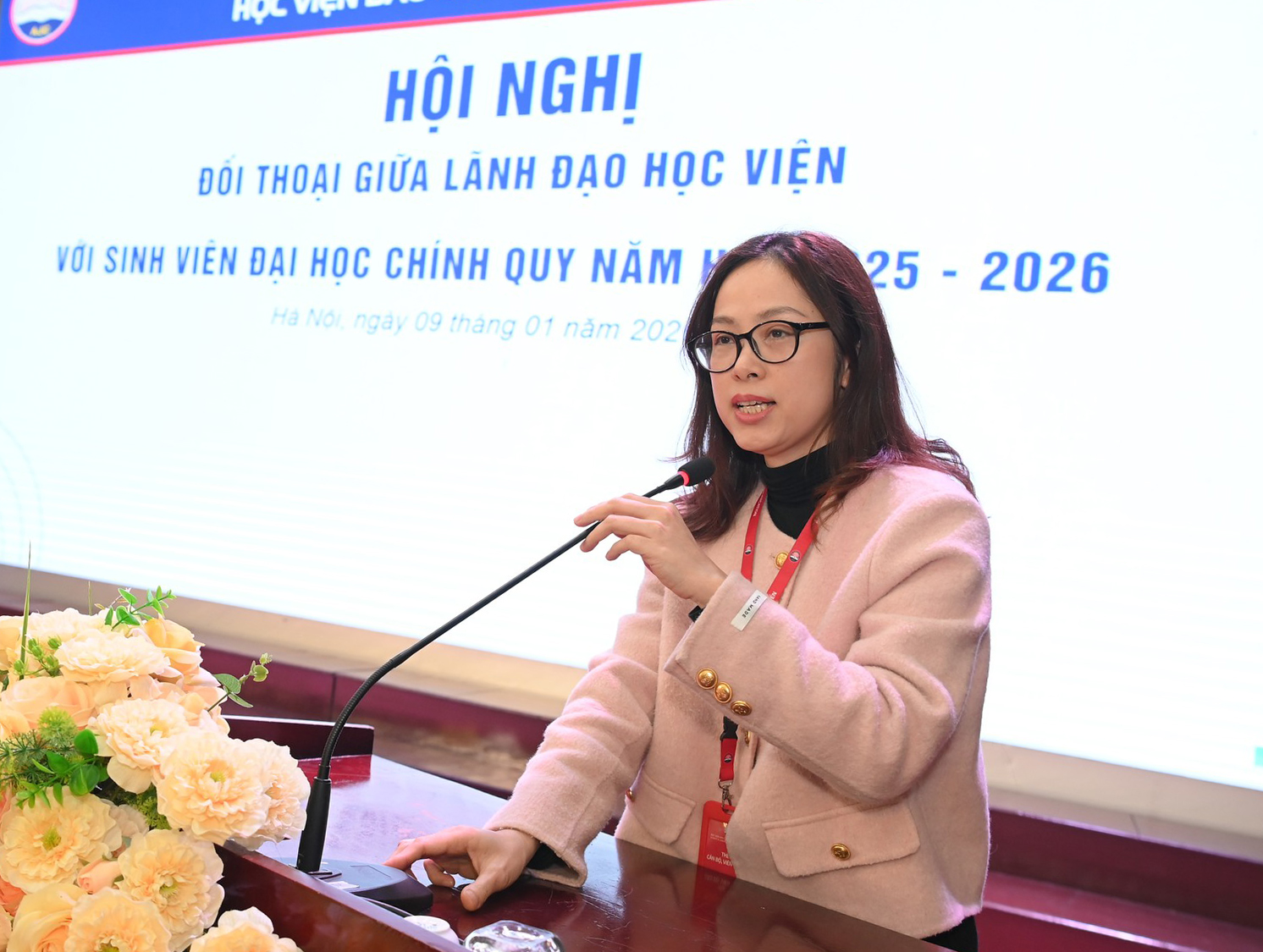 Đại diện lãnh đạo Khoa Tuyên truyền trả lời sinh viên về những vấn đề liên quan đến Khoa