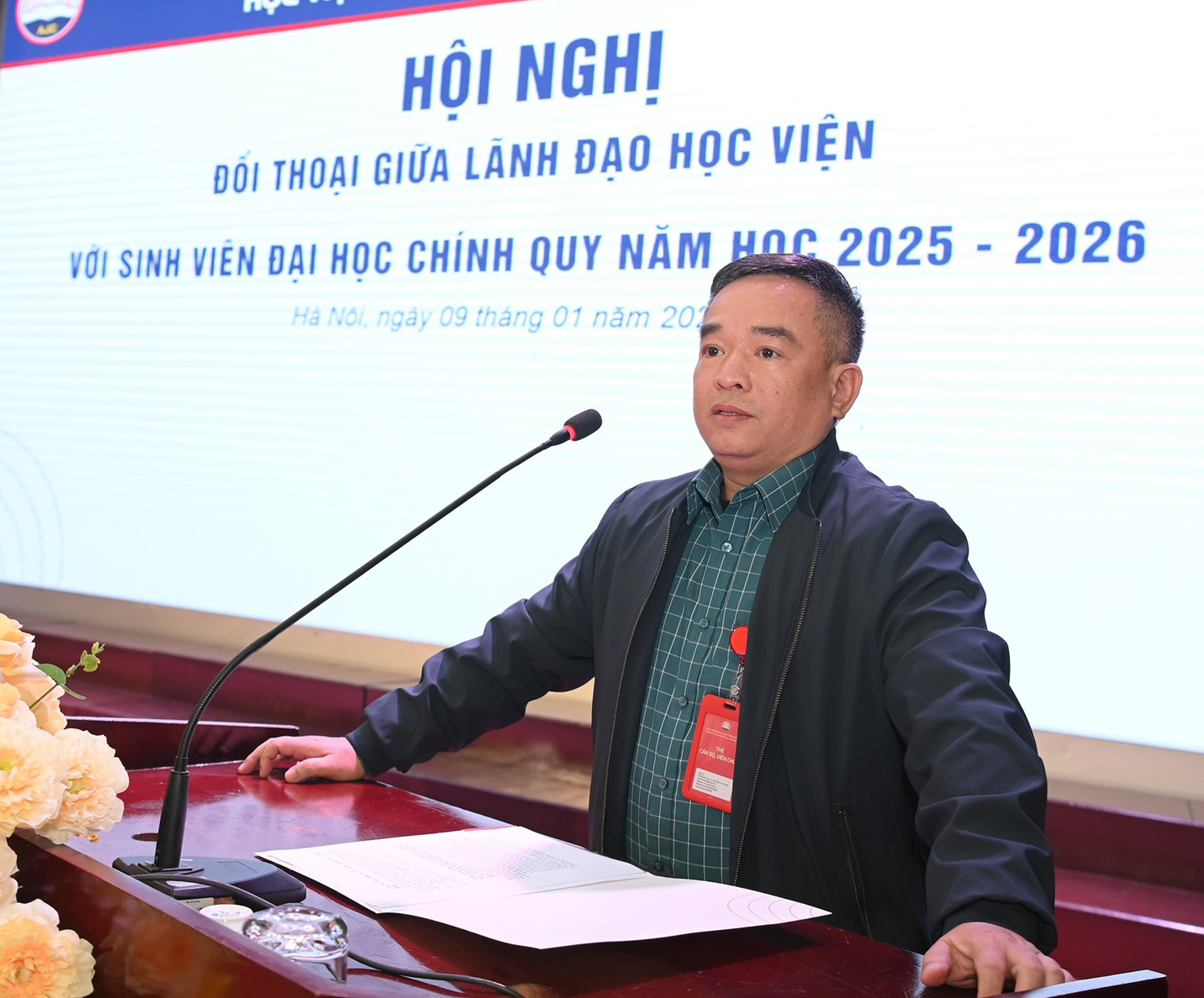 Đại diện lãnh đạo Ban Kế hoạch - Tài chính trả lời ý kiến của sinh viên về các vấn đề liên quan đến Ban