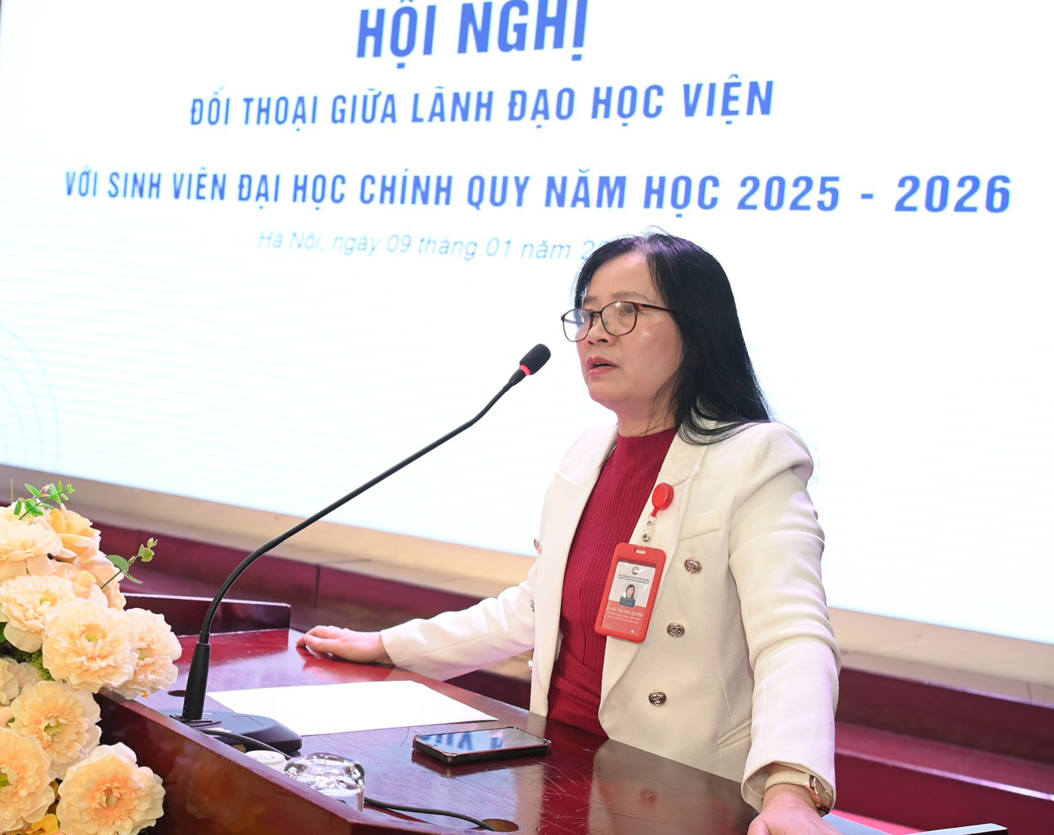 Đại diện lãnh đạo Khoa Nhà nước và Pháp luật trả lời sinh viên về những vấn đề liên quan đến Khoa