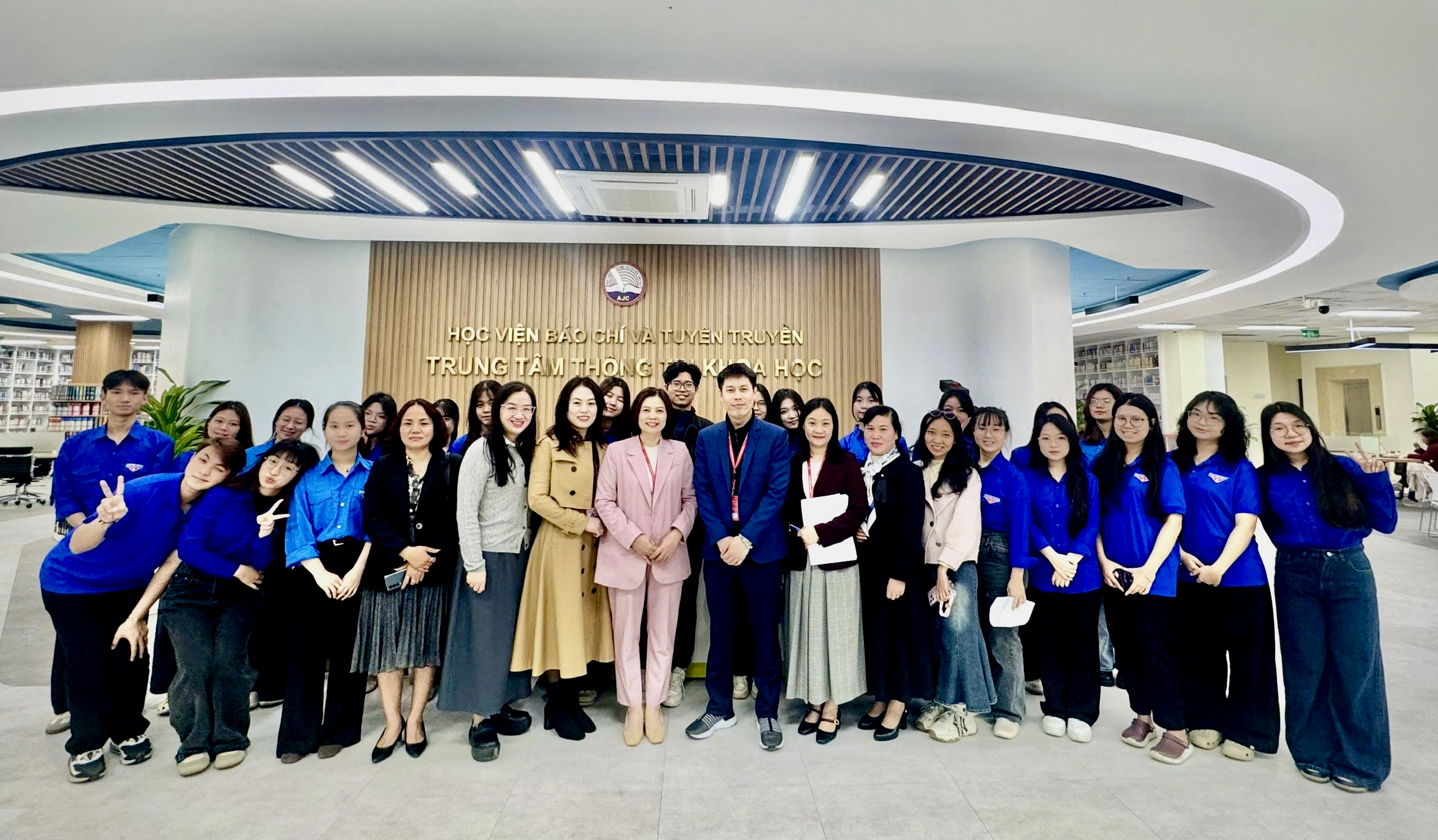 Khoa Kinh tế chính trị tổ chức Chương trình trải nghiệm học tập và nghiên cứu tại Trung tâm Thông tin khoa học, Học viện Báo chí và Tuyên truyền