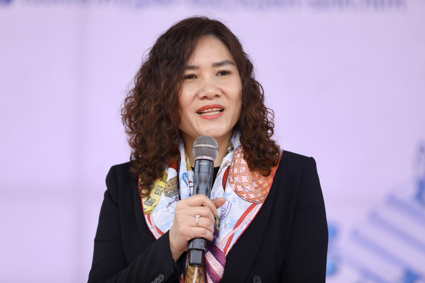 PGS,TS. Nguyễn Thị Như Huế, Phó Trưởng ban Quản lý đào tạo, bồi dưỡng Học viện Báo chí và Tuyên truyền trao đổi, chia sẻ thông tin tại Ngày hội Ngày hội tư vấn tuyển sinh và hướng nghiệp