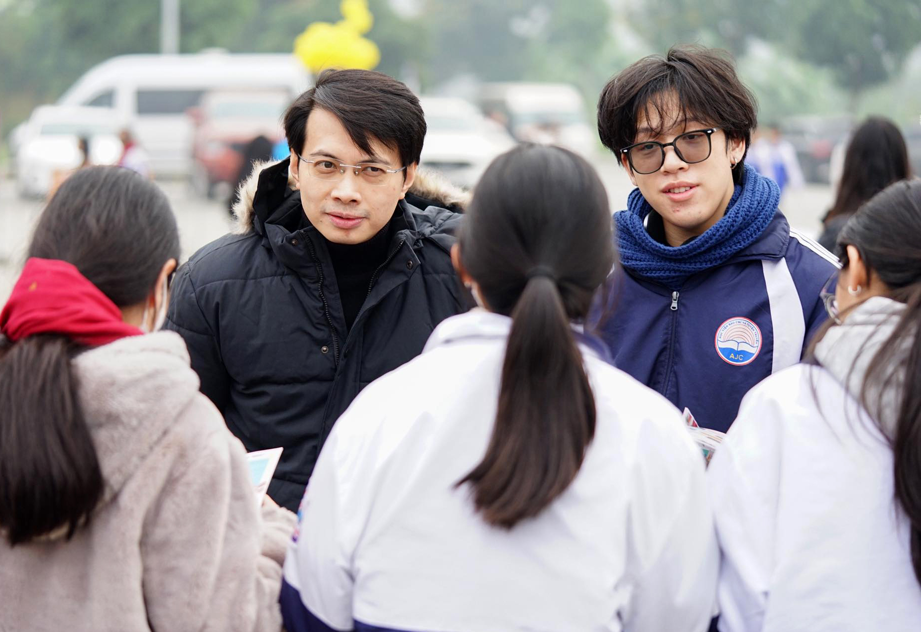 Cán bộ, giảng viên Học viện tư vấn, giải đáp thắc mắc cho học sinh tại Ngày hội Tư vấn tuyển sinh - hướng nghiệp 