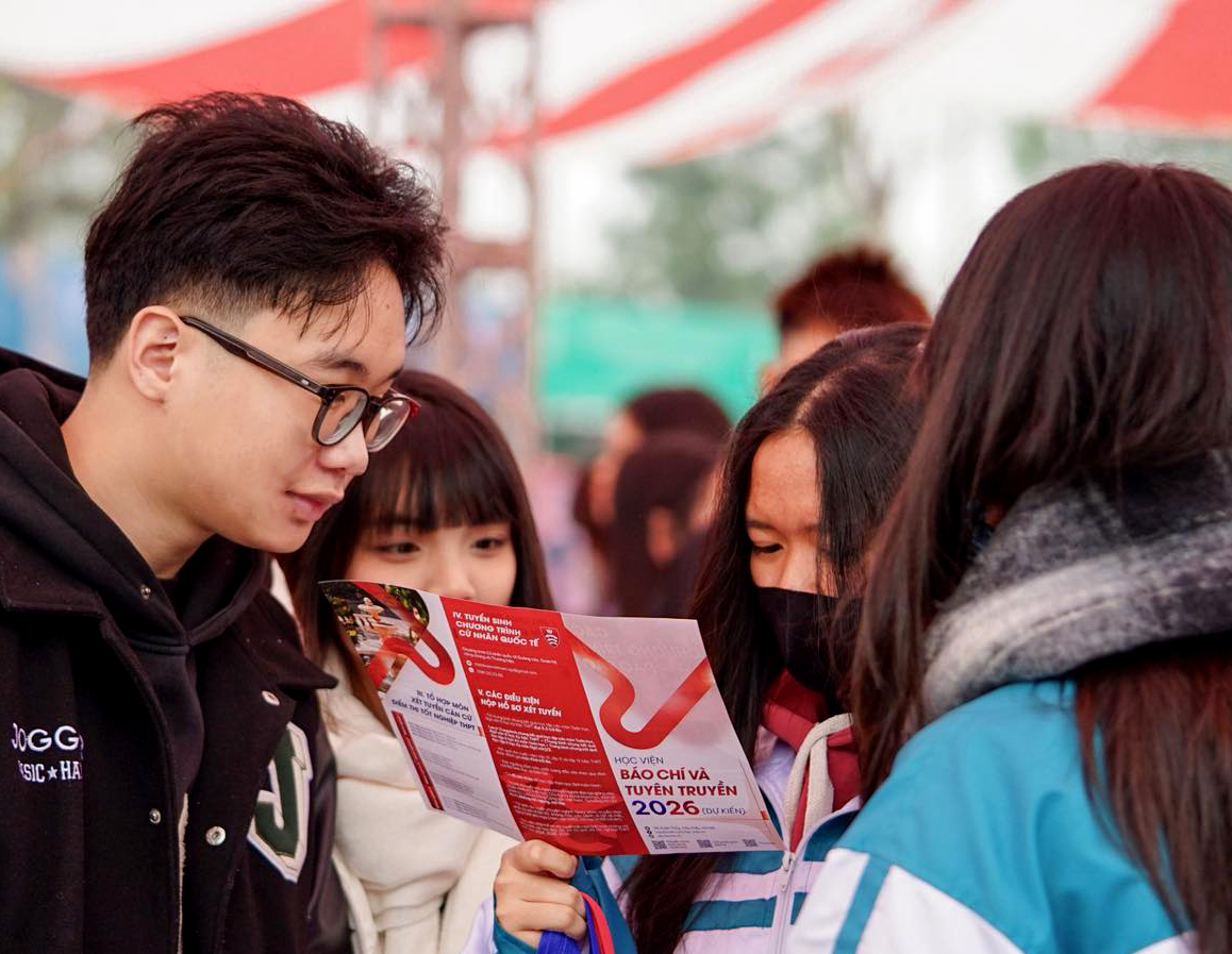 Học sinh đến các gian tư vấn, tìm hiểu về các chuyên ngành đào tạo của Học viện