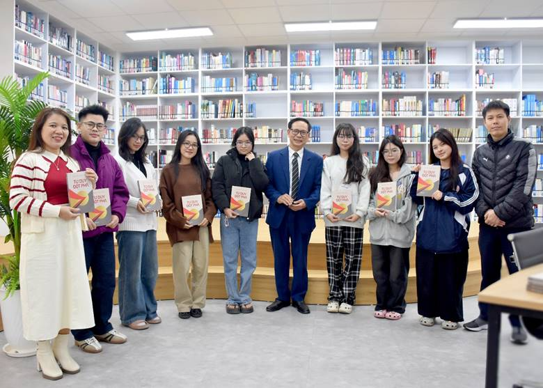 Đại tá, nhà báo Nguyễn Hòa Văn trao tặng sách “Tư duy đột phá” cho Trung tâm Thông tin khoa học