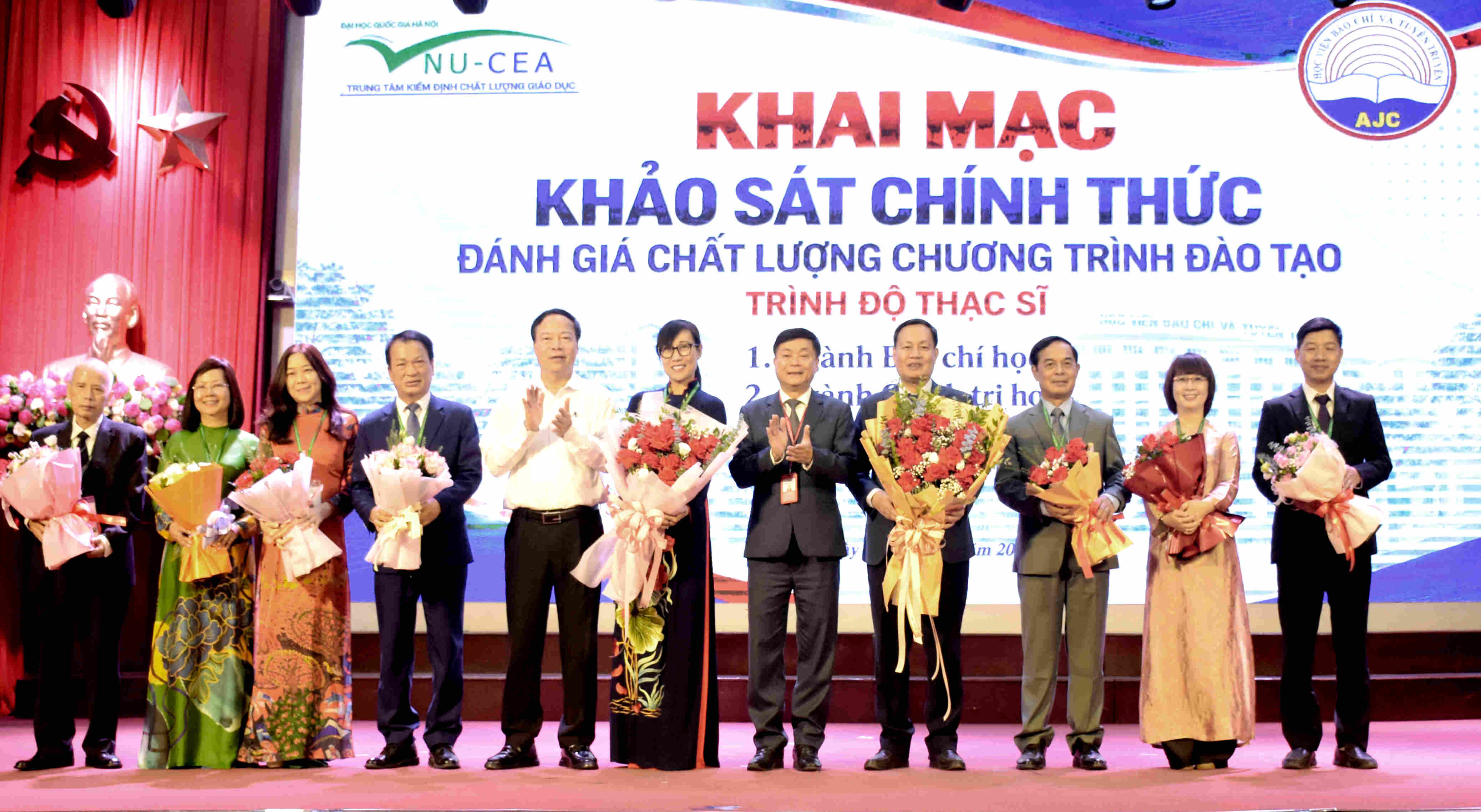 PGS,TS. Phạm Minh Sơn, Giám đốc Học viện và PGS,TS. Mai Đức Ngọc, Phó Giám đốc Thường trực Học viện tặng hoa Đoàn chuyên gia đánh giá ngoài