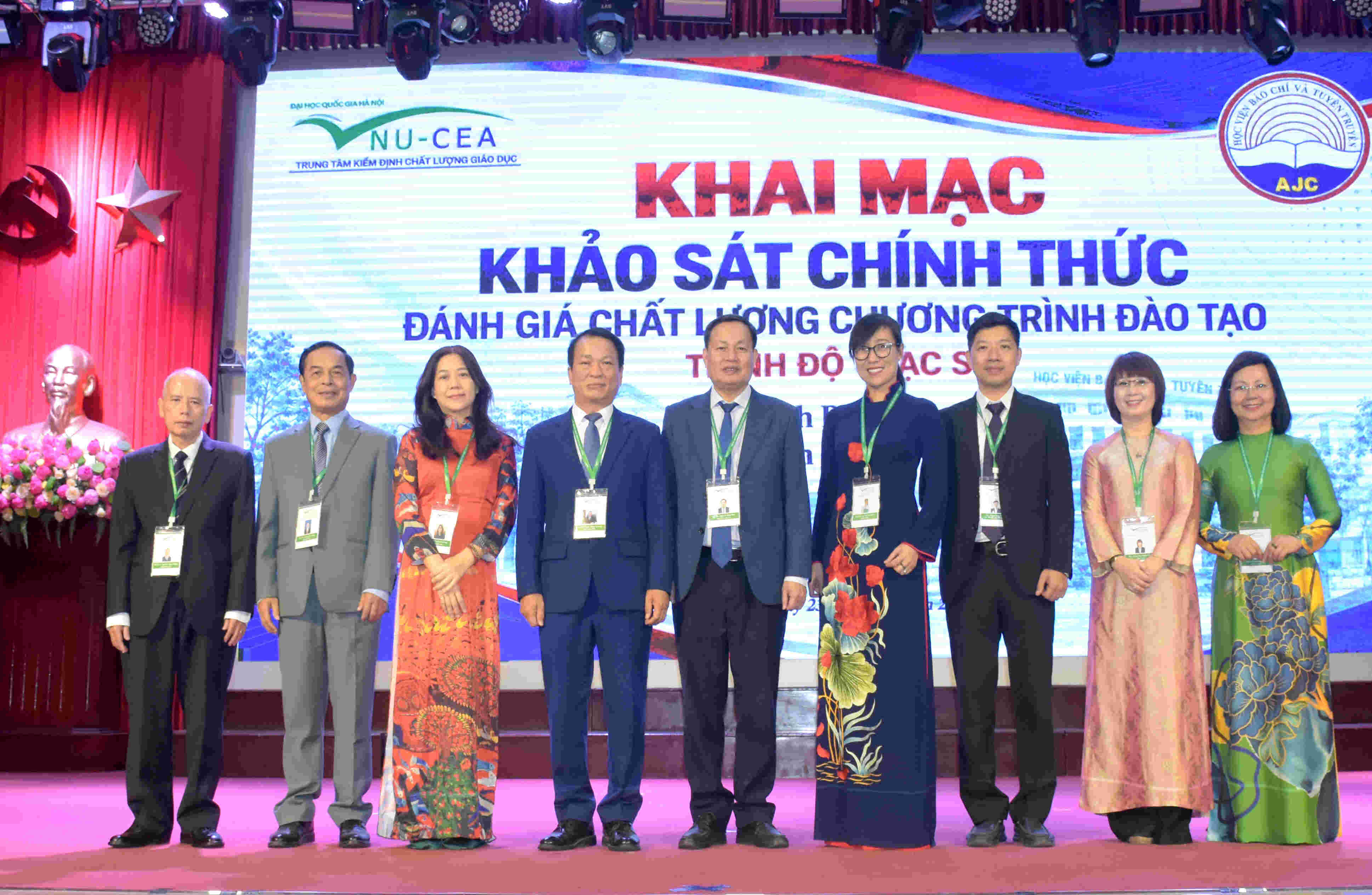 Các thành viên Đoàn đánh giá ngoài chụp ảnh lưu niệm tại lễ khai mạc.