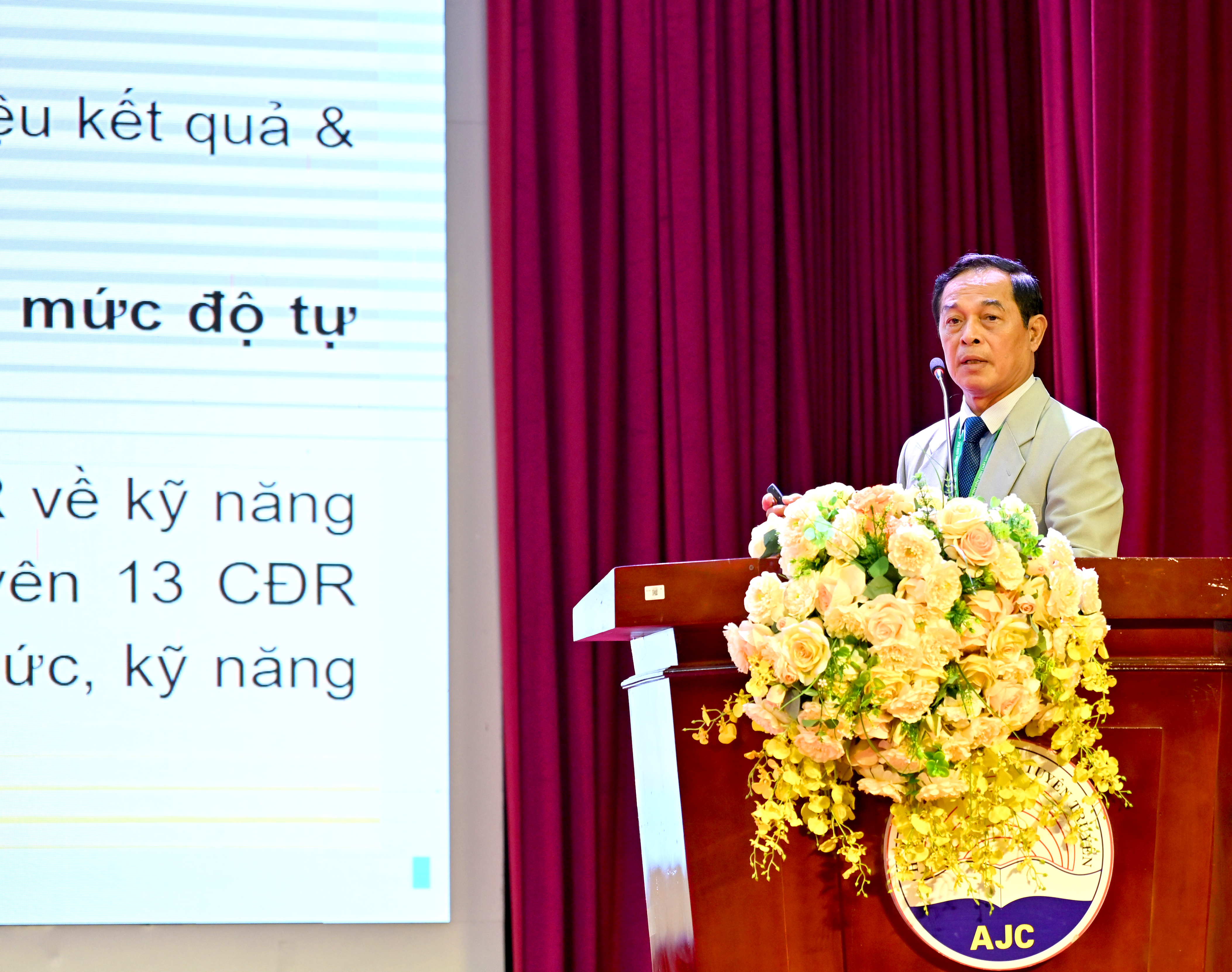 GS,TS. Hoàng Bá Thịnh, thành viên Đoàn đánh giá ngoài báo cáo kết quả theo các tiêu chí kiểm định