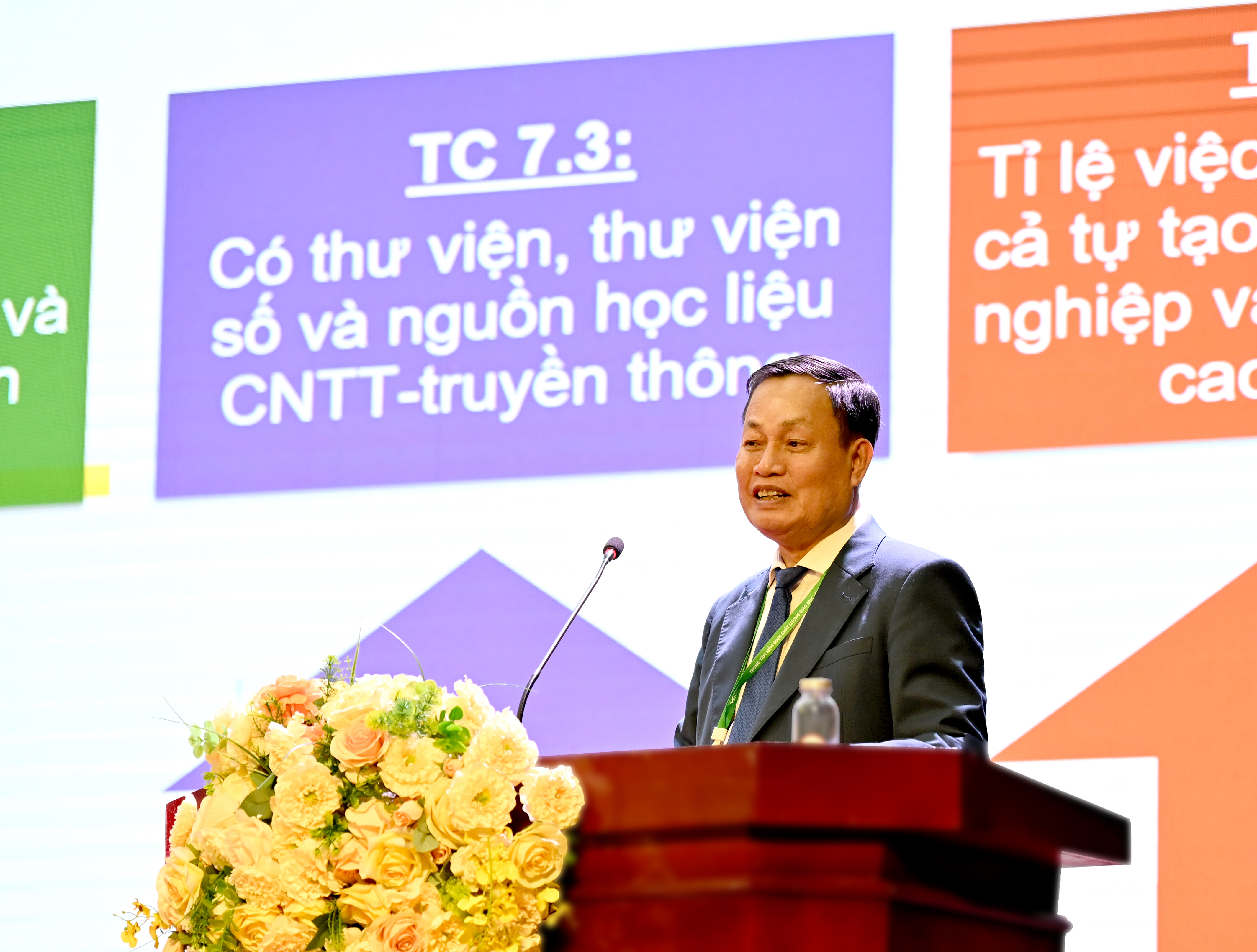 GS,TS. Nguyễn Hữu Đức, Trưởng Đoàn đánh giá ngoài trình bày báo cáo sơ bộ tại buổi lễ 