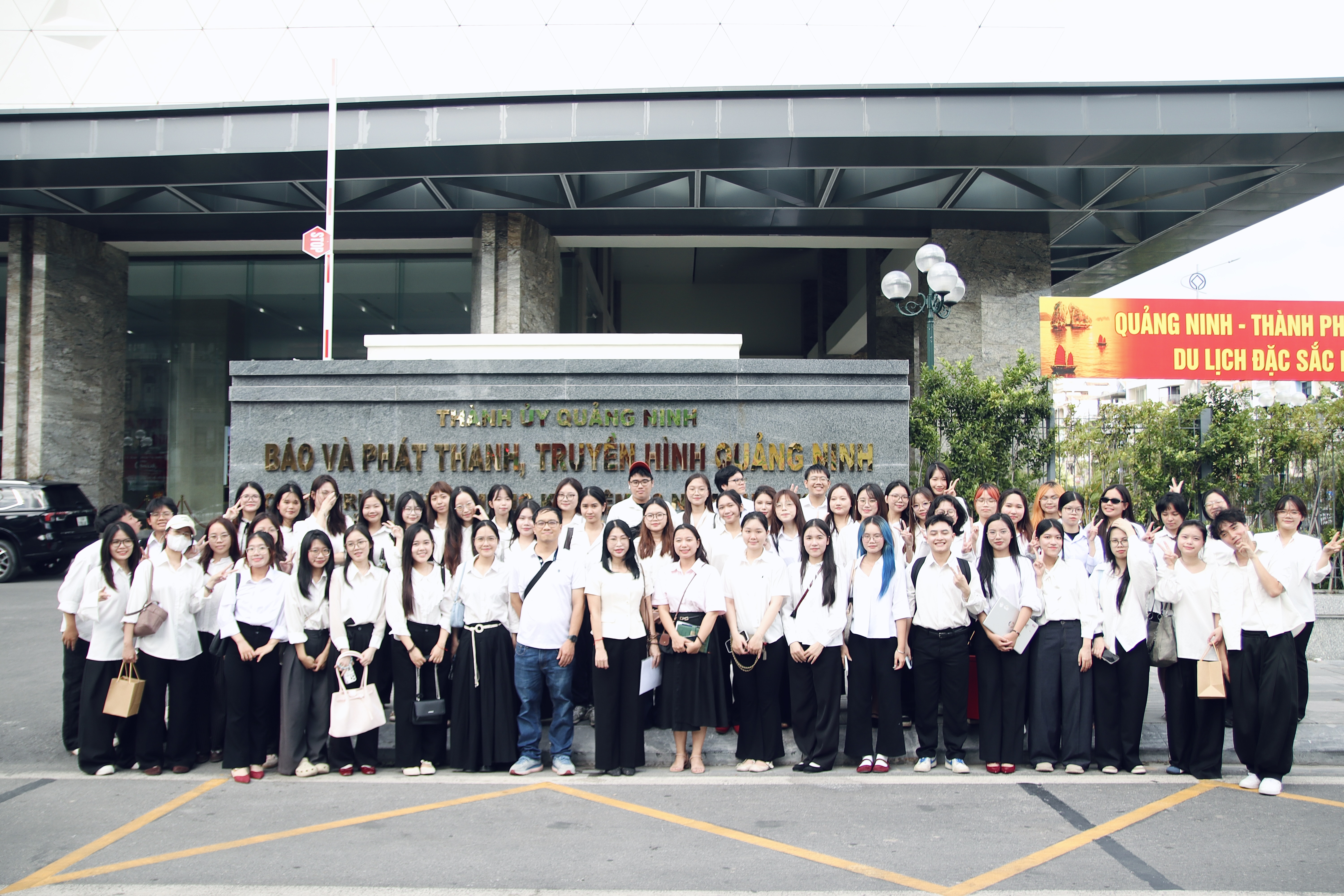 Giảng viên, sinh viên Khoa Quan hệ quốc tế học tập thực tế tại Quảng Ninh