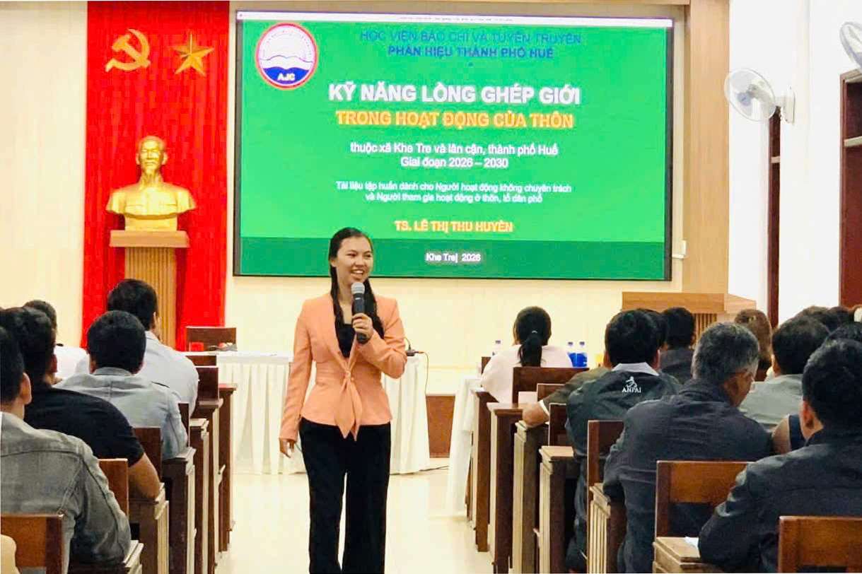 TS. Lê Thị Thu Huyền, phụ trách Bộ phận Nghiên cứu khoa học, Học viện Báo chí và Tuyên truyền - Phân hiệu thành phố Huế giảng dạy tại lớp tập huấn