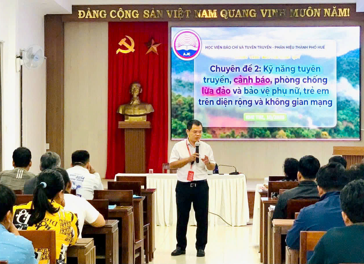 ThS. Nguyễn Đình Quý, phụ trách Bộ phận Bồi dưỡng và Dịch vụ công, Học viện Báo chí và Tuyên truyền - Phân hiệu thành phố Huế giảng dạy tại lớp tập huấn