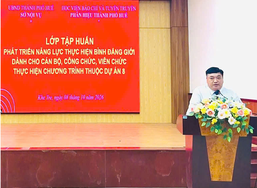 ThS. Lê Văn Lộc, Phó Giám đốc Học viện Báo chí và Tuyên truyền - Phân hiệu thành phố Huế phát biểu khai giảng