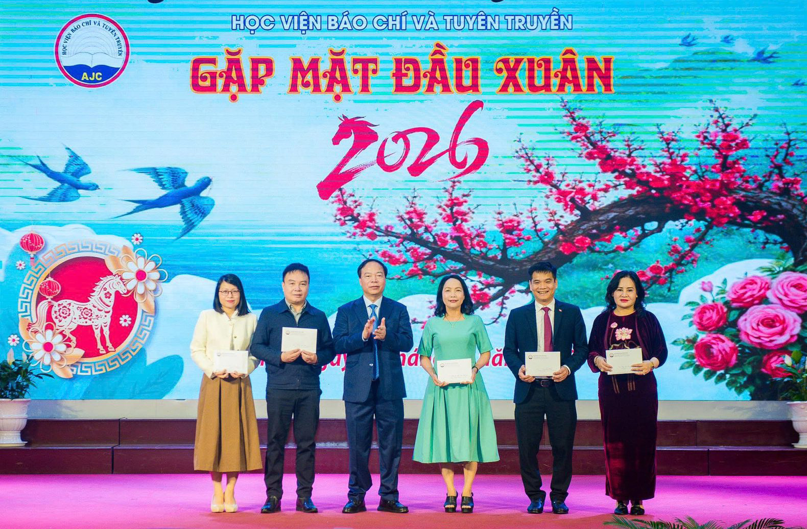 PGS,TS. Mai Đức Ngọc, Bí thư Đảng ủy mừng tuổi các đơn vị trong Học viện đầu Xuân mới