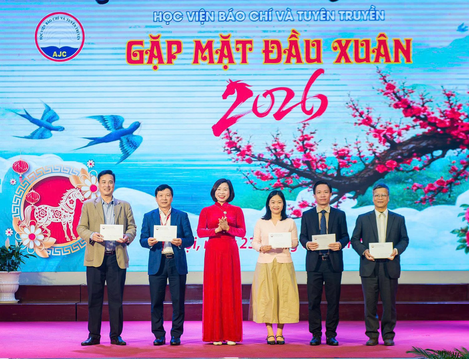 PGS,TS. Nguyễn Thị Trường Giang, Ủy viên Ban Thường vụ Đảng ủy, Phó Giám đốc Học viện mừng tuổi các đơn vị trong Học viện đầu Xuân mới