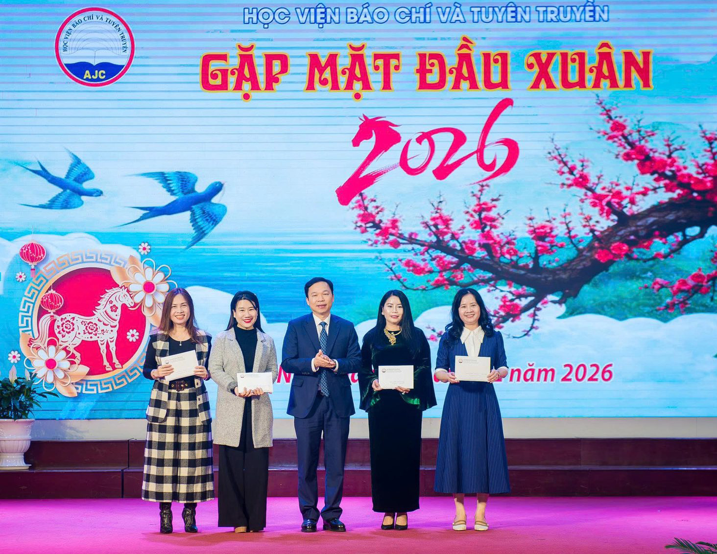 PGS,TS. Lưu Văn Quảng, Ủy viên Ban Thường vụ Đảng ủy, Phó Giám đốc Học viện mừng tuổi các đơn vị trong Học viện đầu Xuân mới