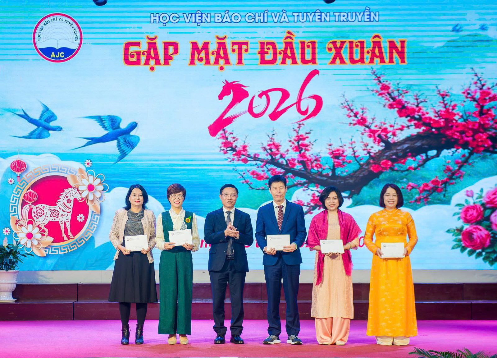 TS. Nguyễn Đức Toàn, Ủy viên Ban Chấp hành Đảng bộ, Phó Giám đốc Học viện mừng tuổi các đơn vị trong Học viện đầu Xuân mới