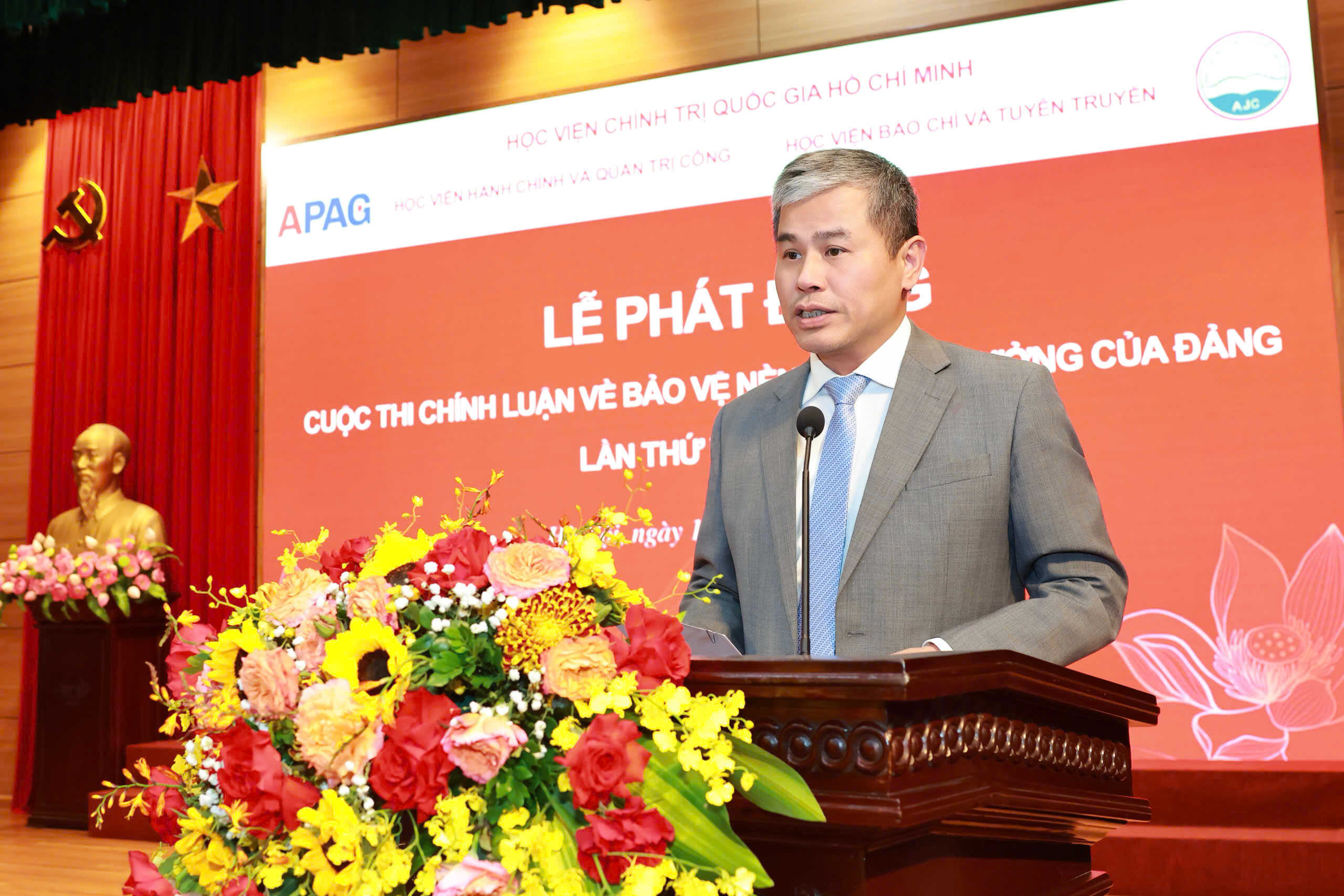 TS. Bùi Phương Đình, Phó Giám đốc Học viện, Phó Trưởng Ban thường trực Ban Chỉ đạo 35, Học viện Hành chính và Quản trị công công bố Thể lệ Cuộc thi