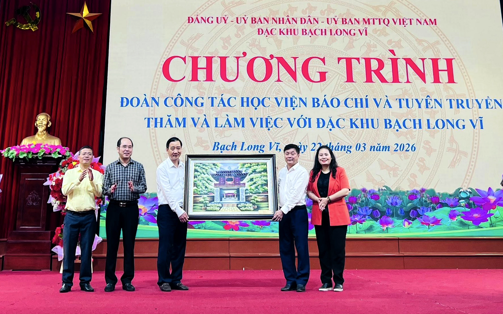 PGS,TS. Phạm Minh Sơn tặng quà lưu niệm cho Đặc khu Bạch Long Vĩ