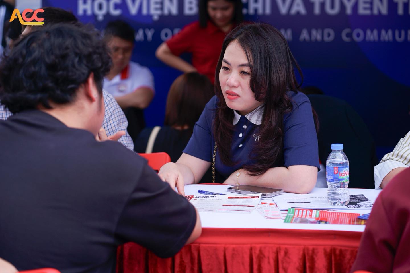 Giảng viên Khoa Kinh tế chính trị tư vấn, giải đáp thắc mắc cho học sinh