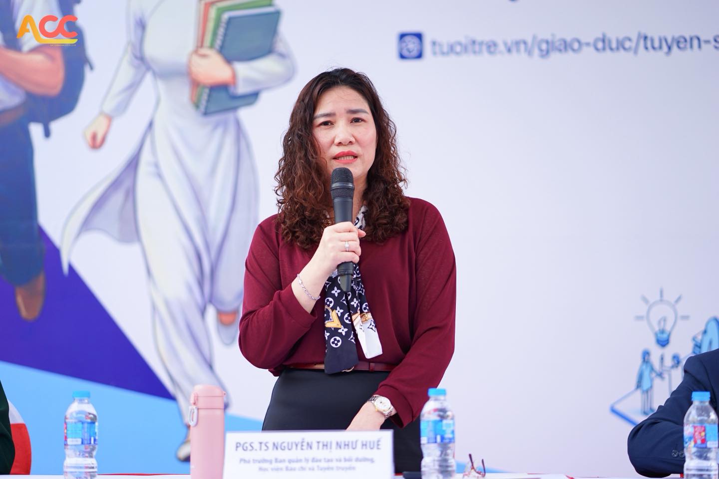 PGS,TS. Nguyễn Thị Như Huế, Phó Trưởng ban Quản lý đào tạo, bồi dưỡng tham gia tư vấn tại Ngày hội tư vấn tuyển sinh - hướng nghiệp