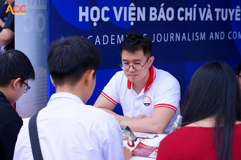 Giảng viên Viện Báo chí - Truyền thông tư vấn, giải đáp thắc mắc cho học sinh