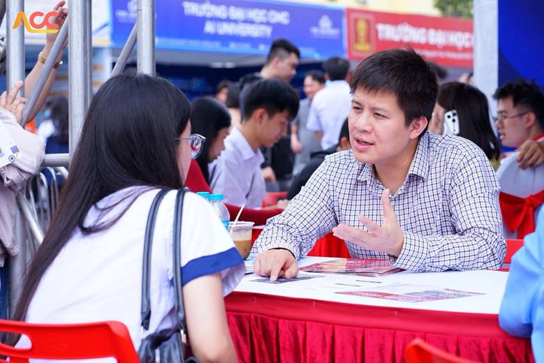 Giảng viên Khoa Quan hệ quốc tế tư vấn, giải đáp thắc mắc cho học sinh