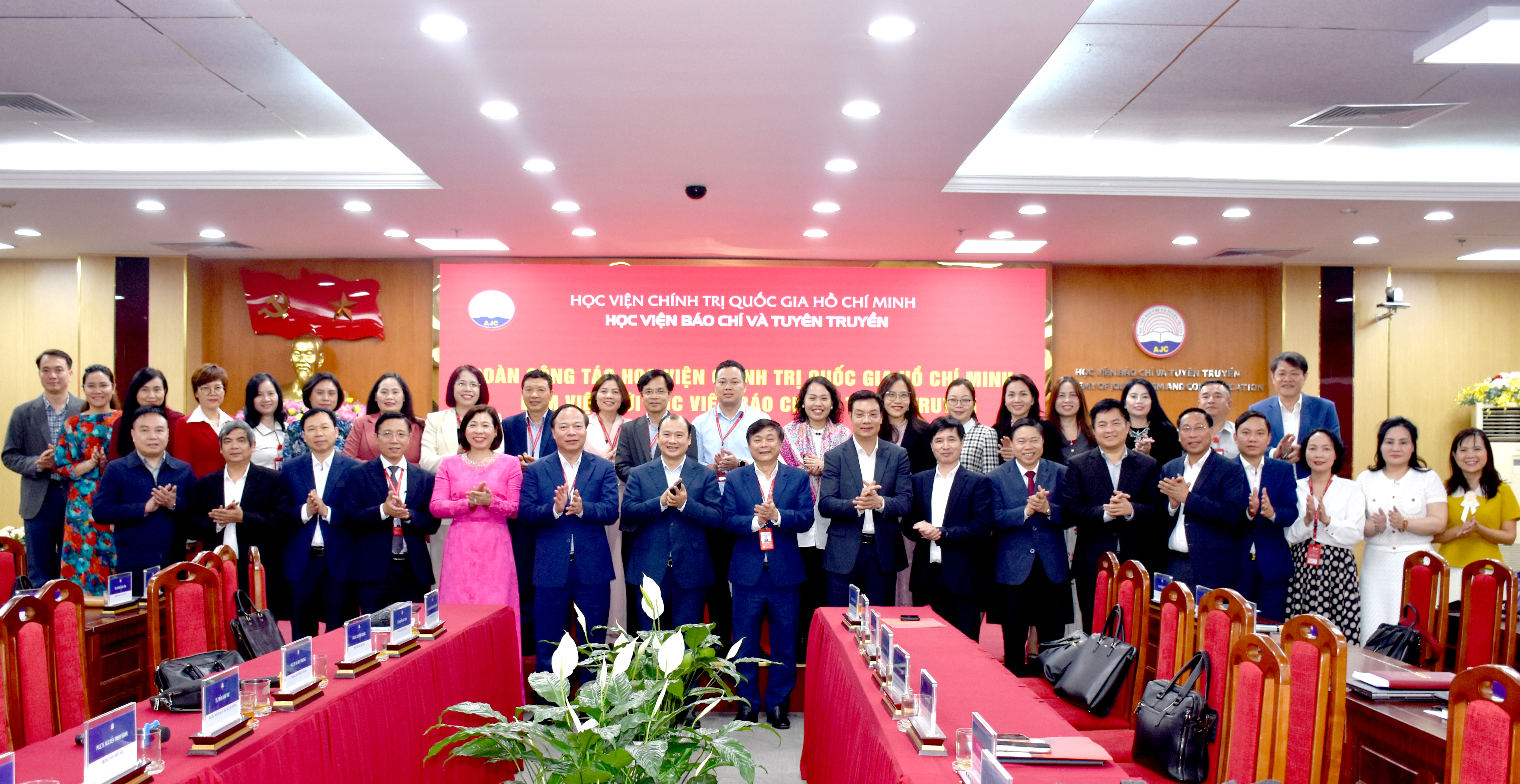 Đoàn công tác Học viện Chính trị quốc gia Hồ Chí Minh làm việc với Học viện Báo chí và Tuyên truyền