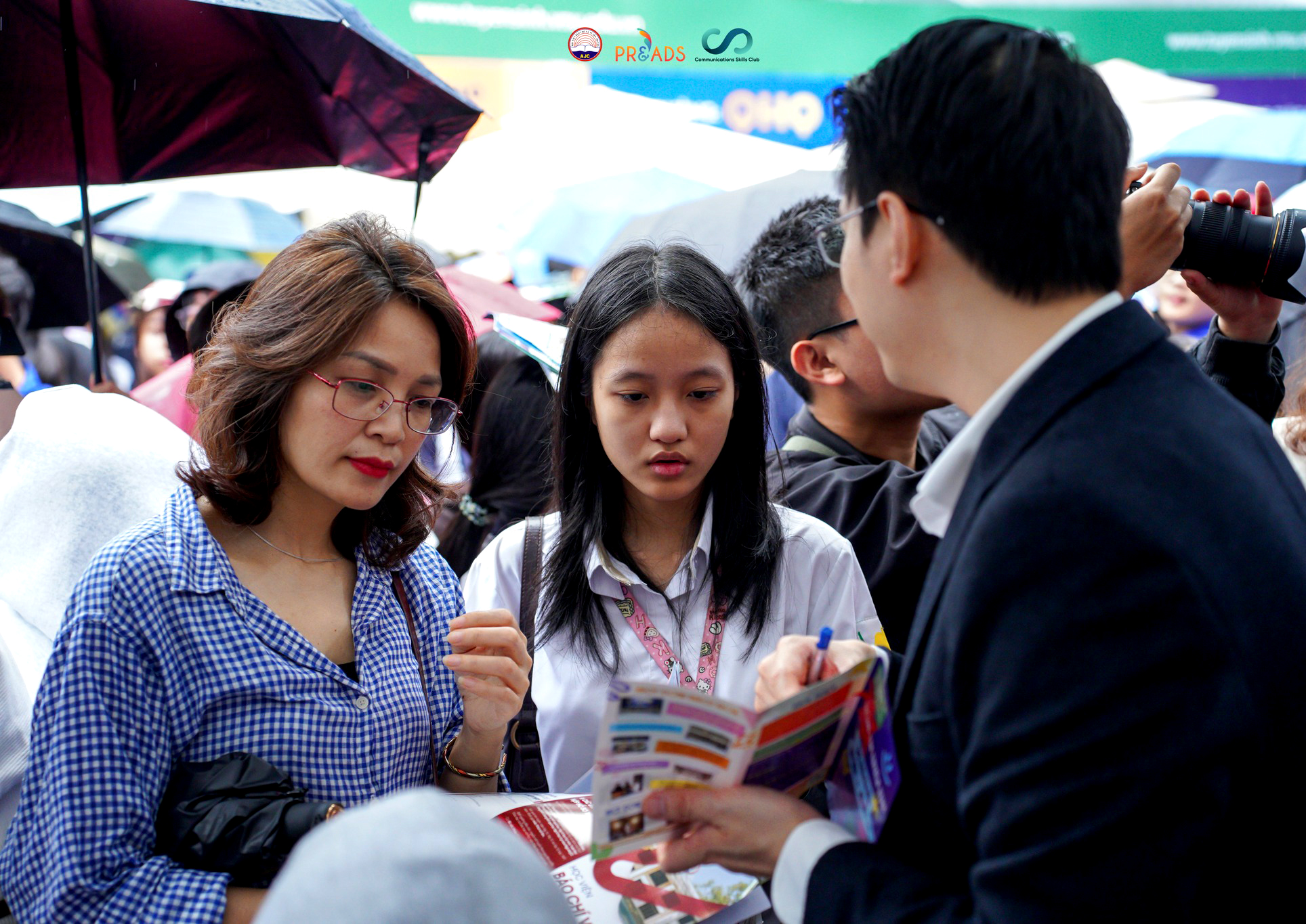 Phụ huynh cùng với học sinh tìm hiểu thông tin tuyển sinh và môi trường đào tạo của Học viện tại gian tư vấn