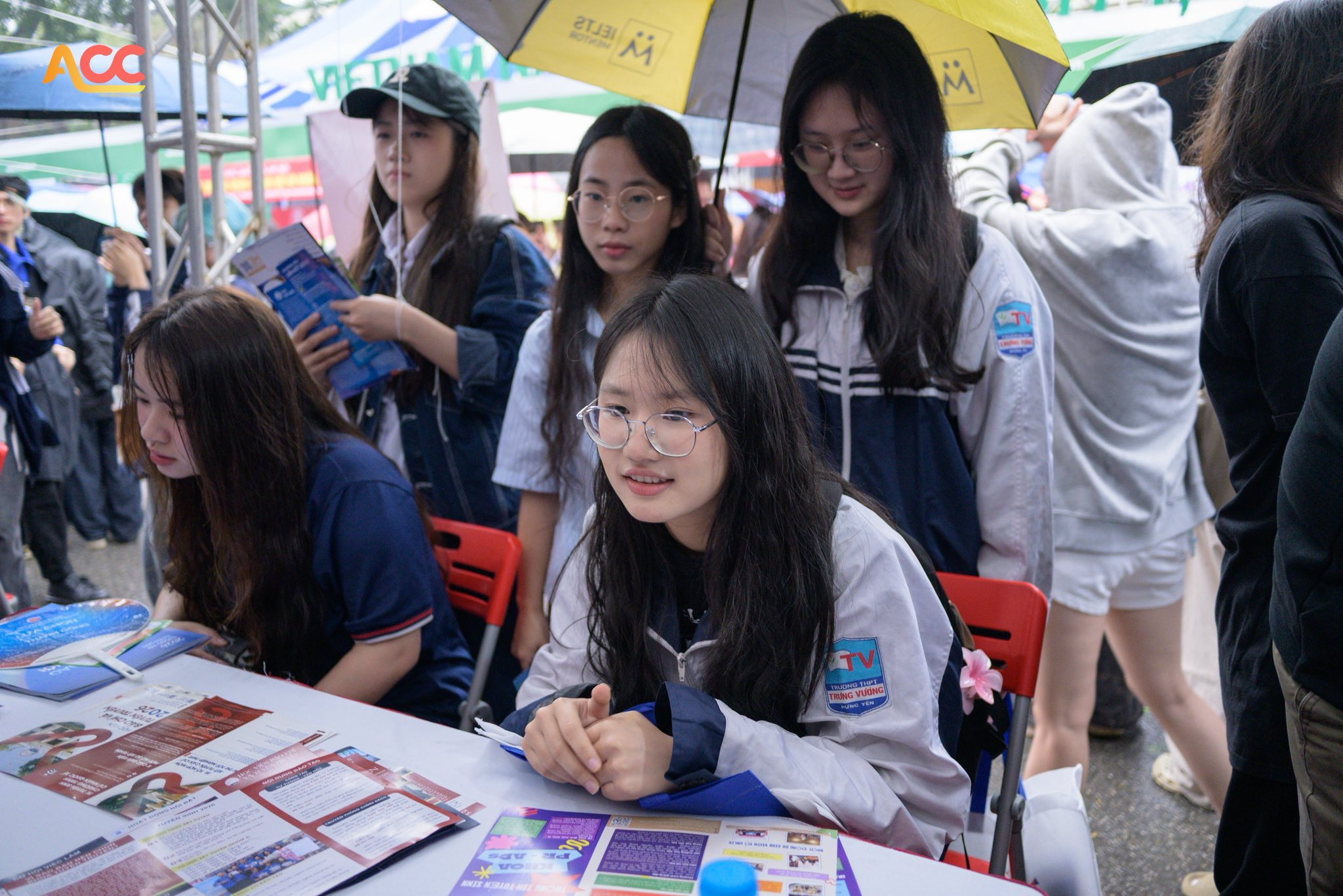 Học sinh tìm hiểu thông tin tuyển sinh và môi trường đào tạo của Học viện tại gian tư vấn