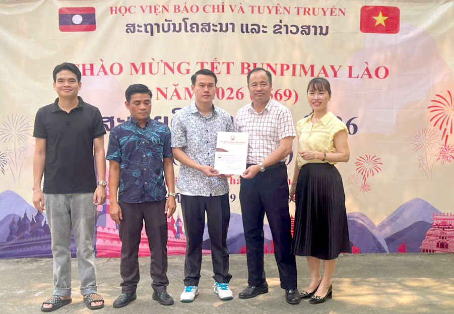 Bộ phận Quản lý Ký túc xá chúc mừng Tết cổ truyền Bunpimay Lào tại Học viện Báo chí và Tuyên truyền