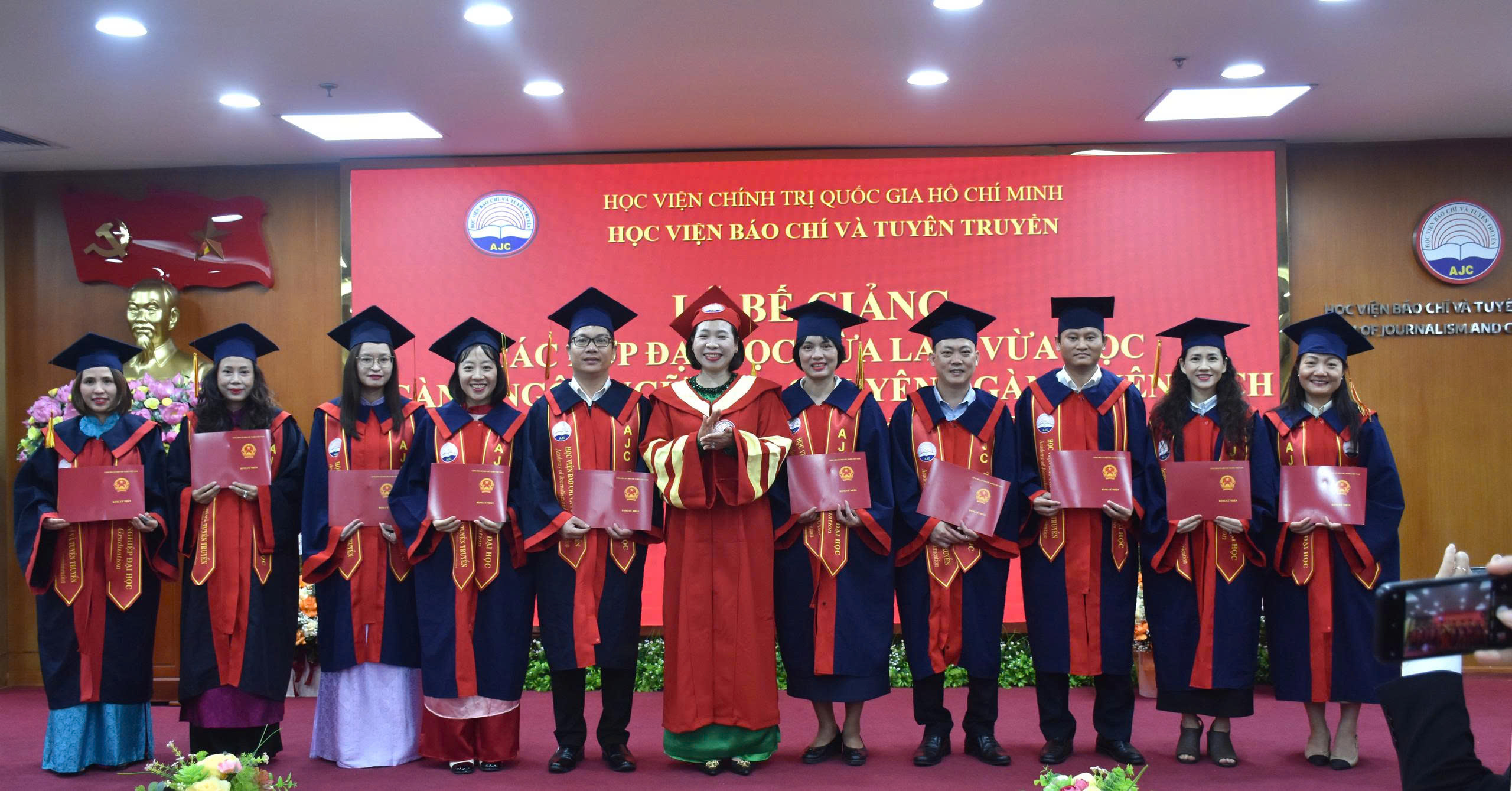 Học viện Báo chí và Tuyên truyền tổ chức Lễ Bế giảng các lớp Đại học vừa làm vừa học ngành Ngôn ngữ Anh