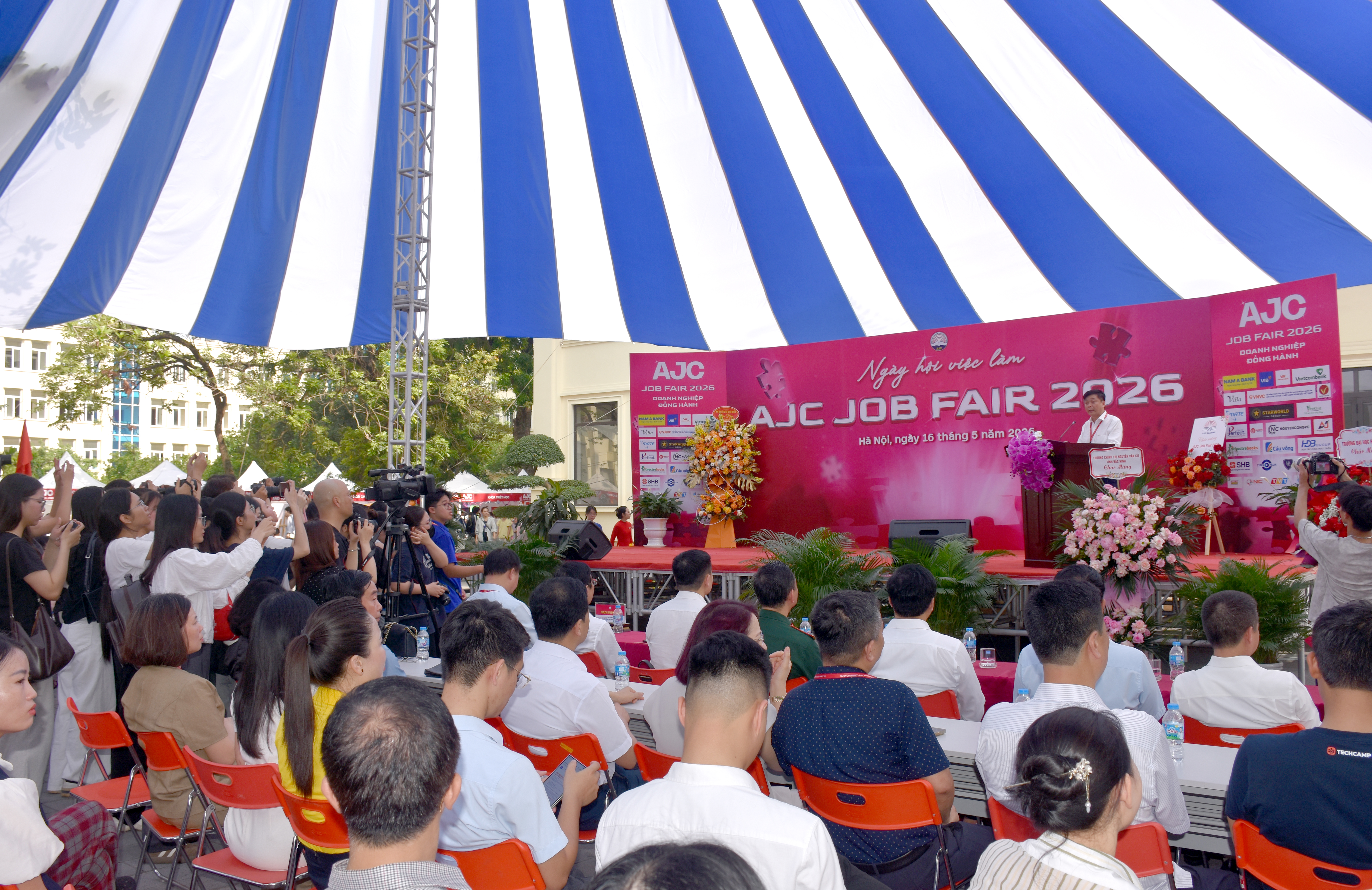 Quang cảnh Lễ khai mạc Ngày hội Việc làm - AJC Job Fair 2026