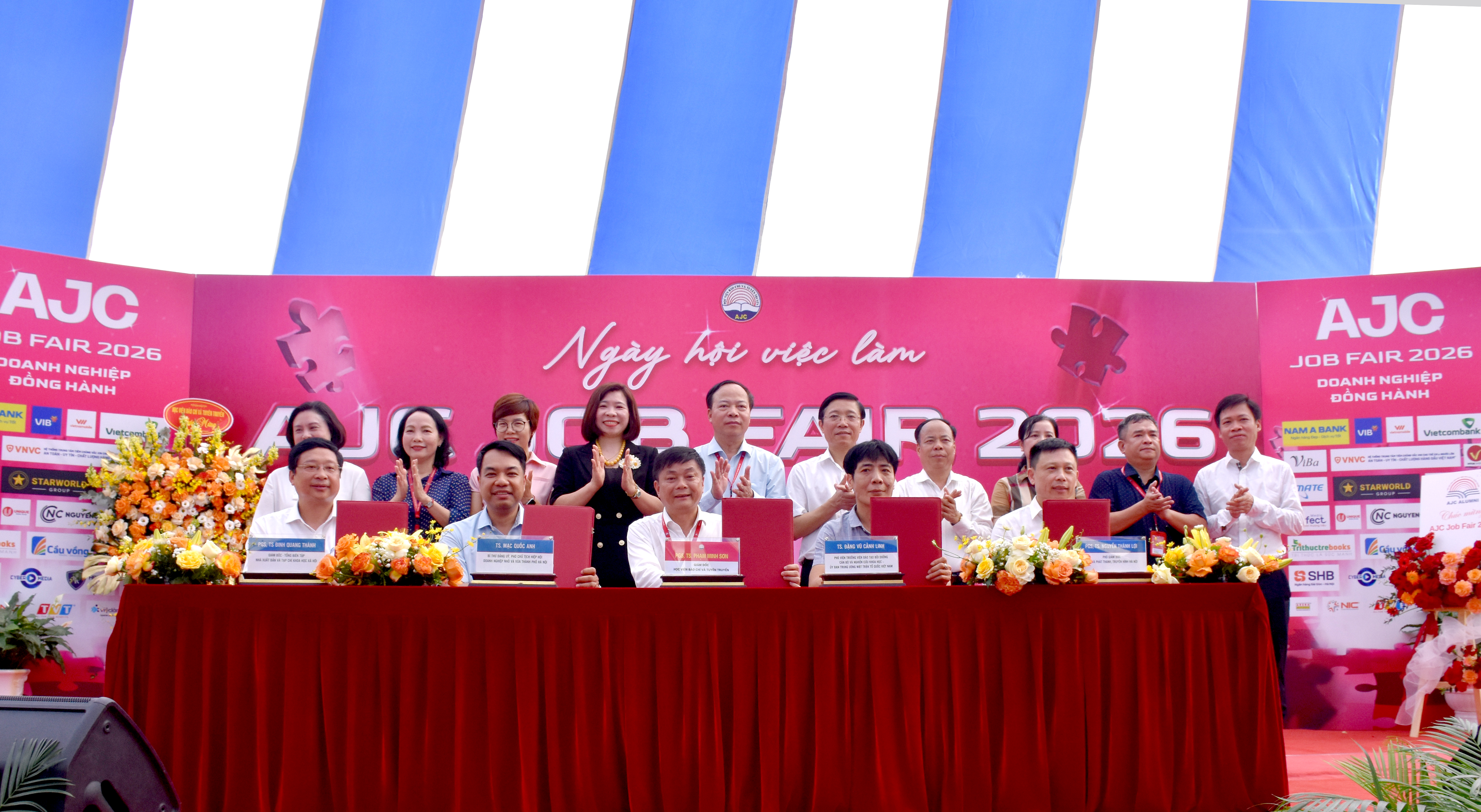 PGS,TS. Phạm Minh Sơn ký kết hợp tác với các đơn vị đối tác