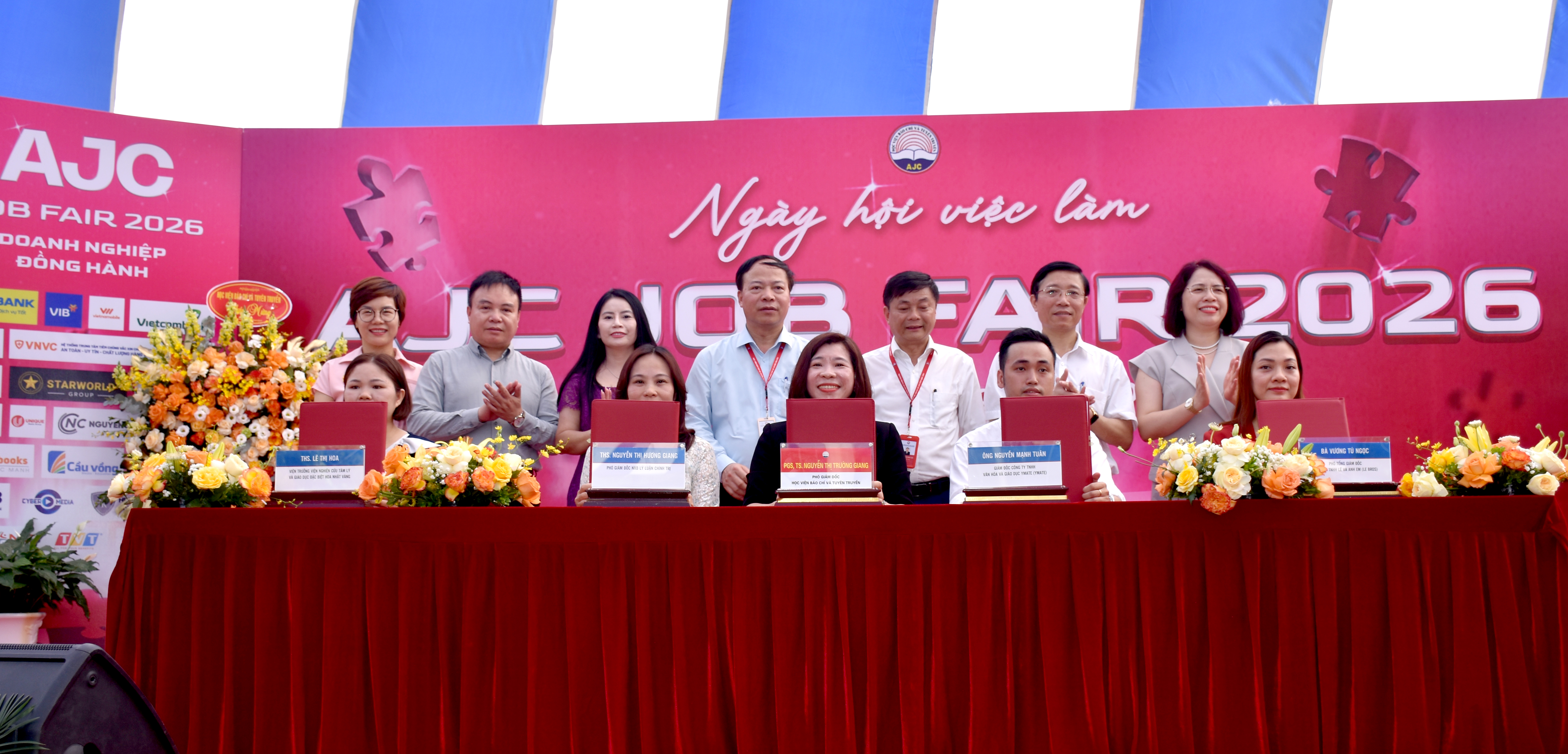 PGS,TS. Nguyễn Thị Trường Giang ký kết hợp tác với các đơn vị đối tác